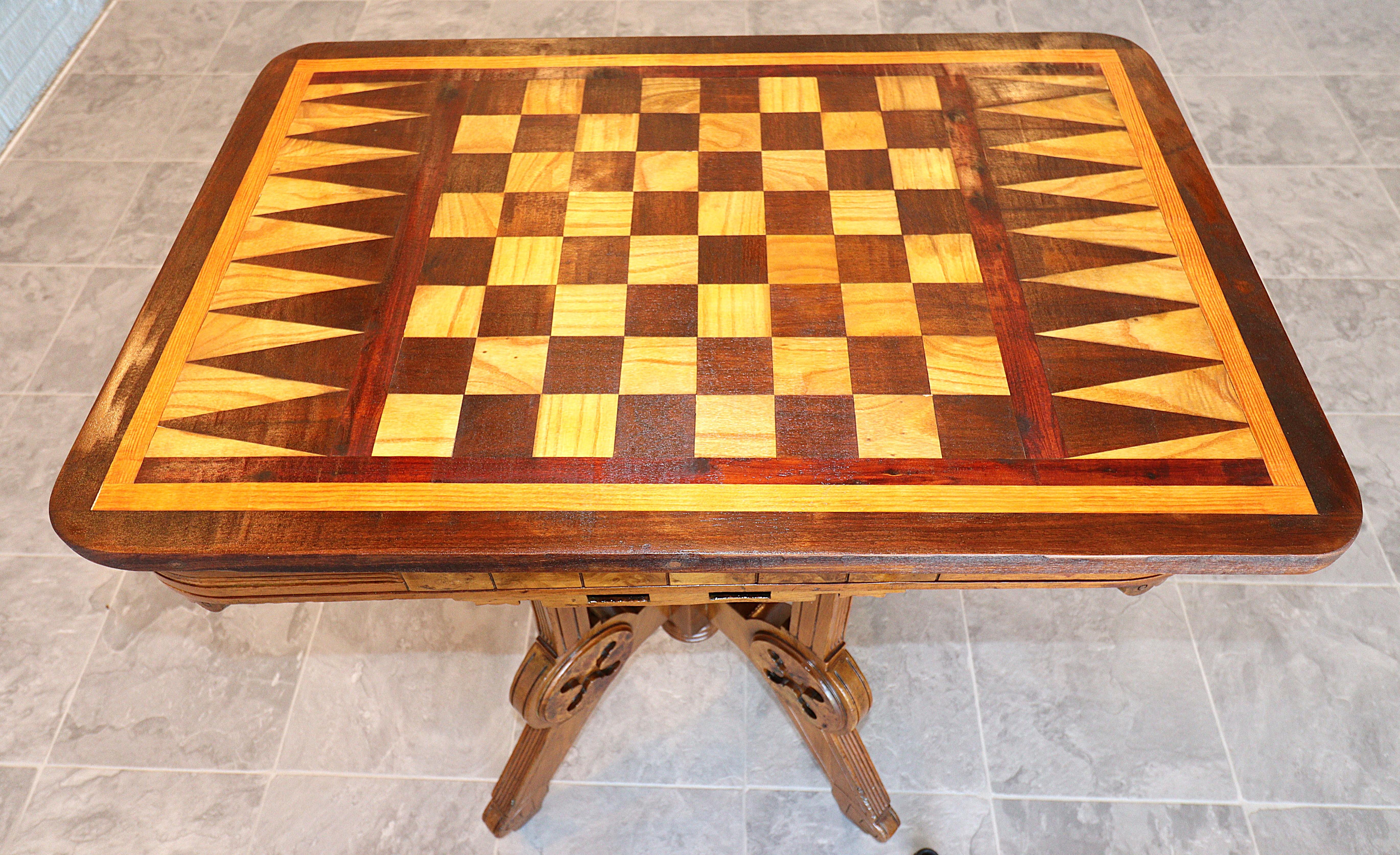 Bouleau Table de jeu à plateau rabattable de style renaissance victorienne avec incrustations d'échecs et de backgammon en vente