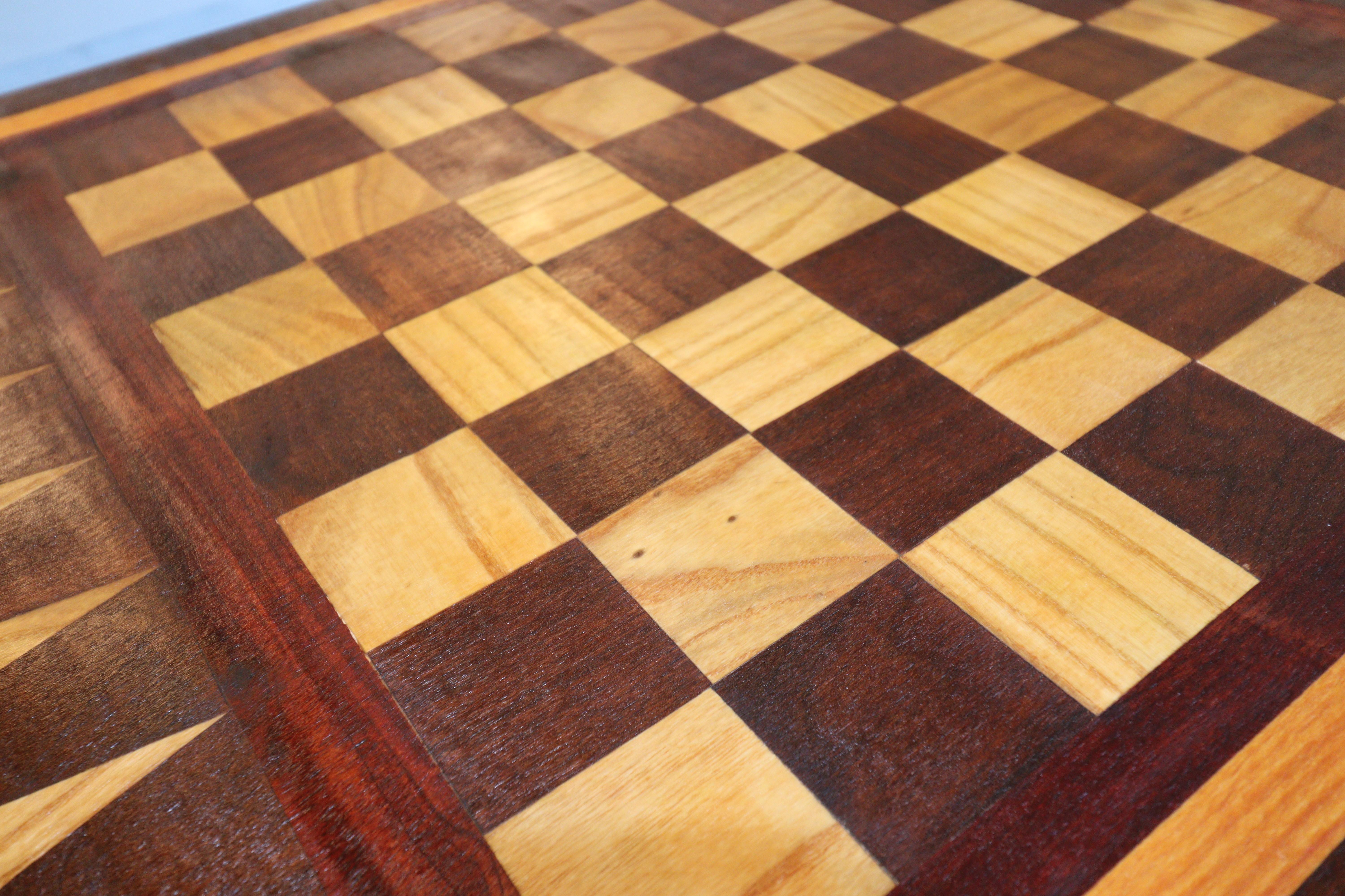 Table de jeu à plateau rabattable de style renaissance victorienne avec incrustations d'échecs et de backgammon en vente 1