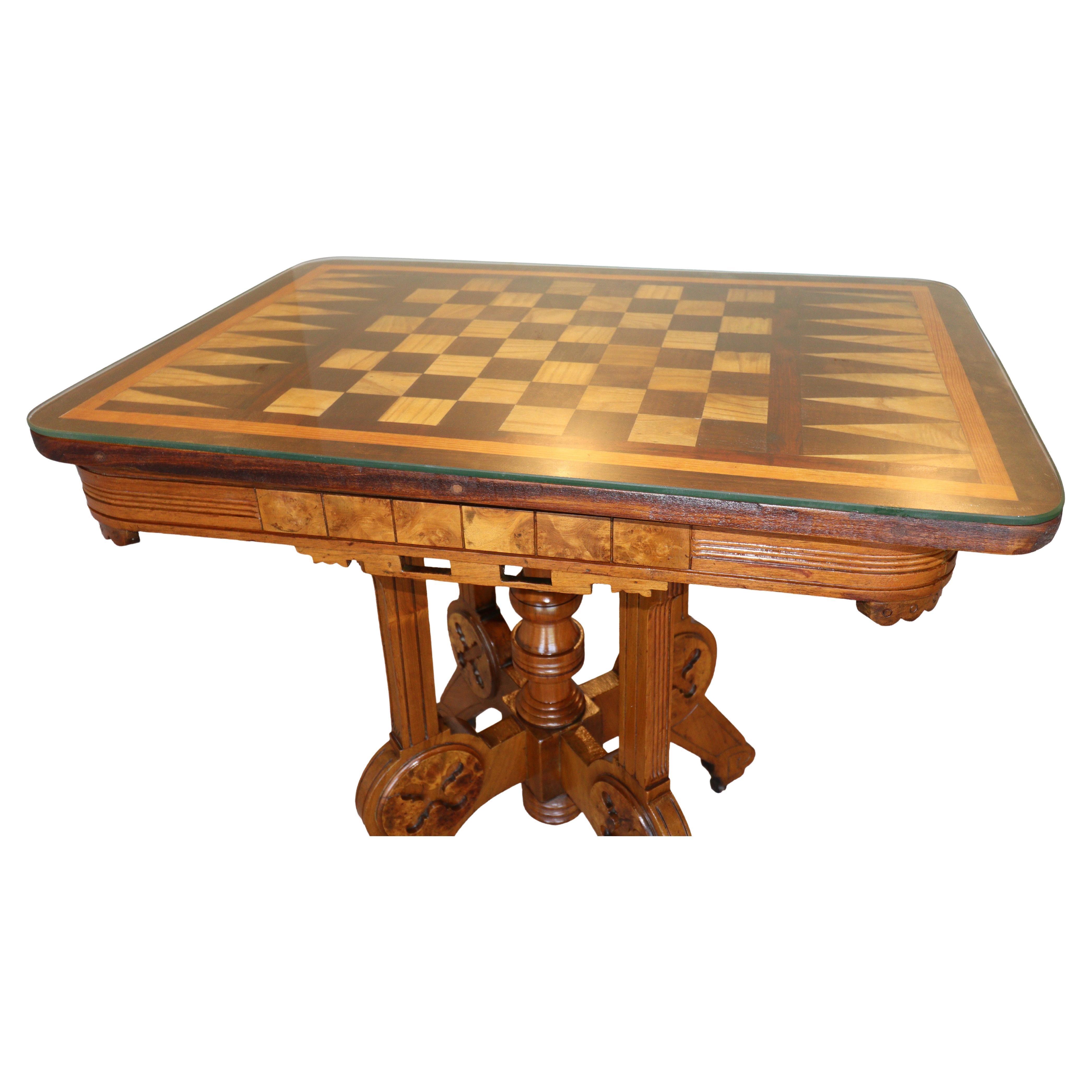 Mesa de juego abatible de estilo renacentista victoriano con incrustaciones de ajedrez y backgammon