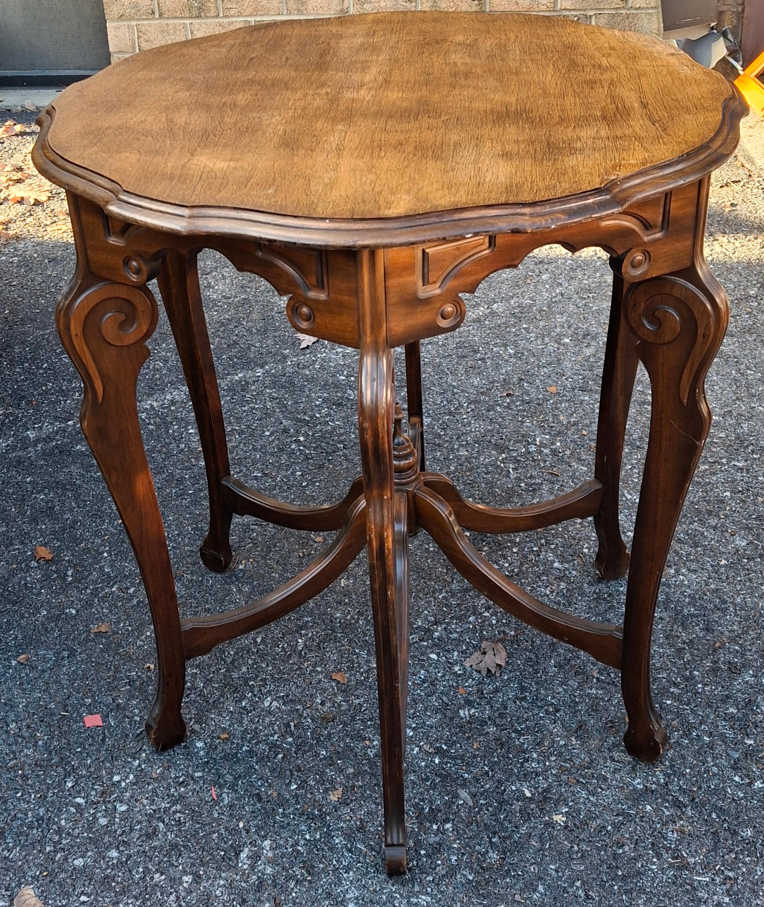Magnifique table centrale en noyer de style Renaissance victorienne de la fin du 19e siècle
Dimensions :  28