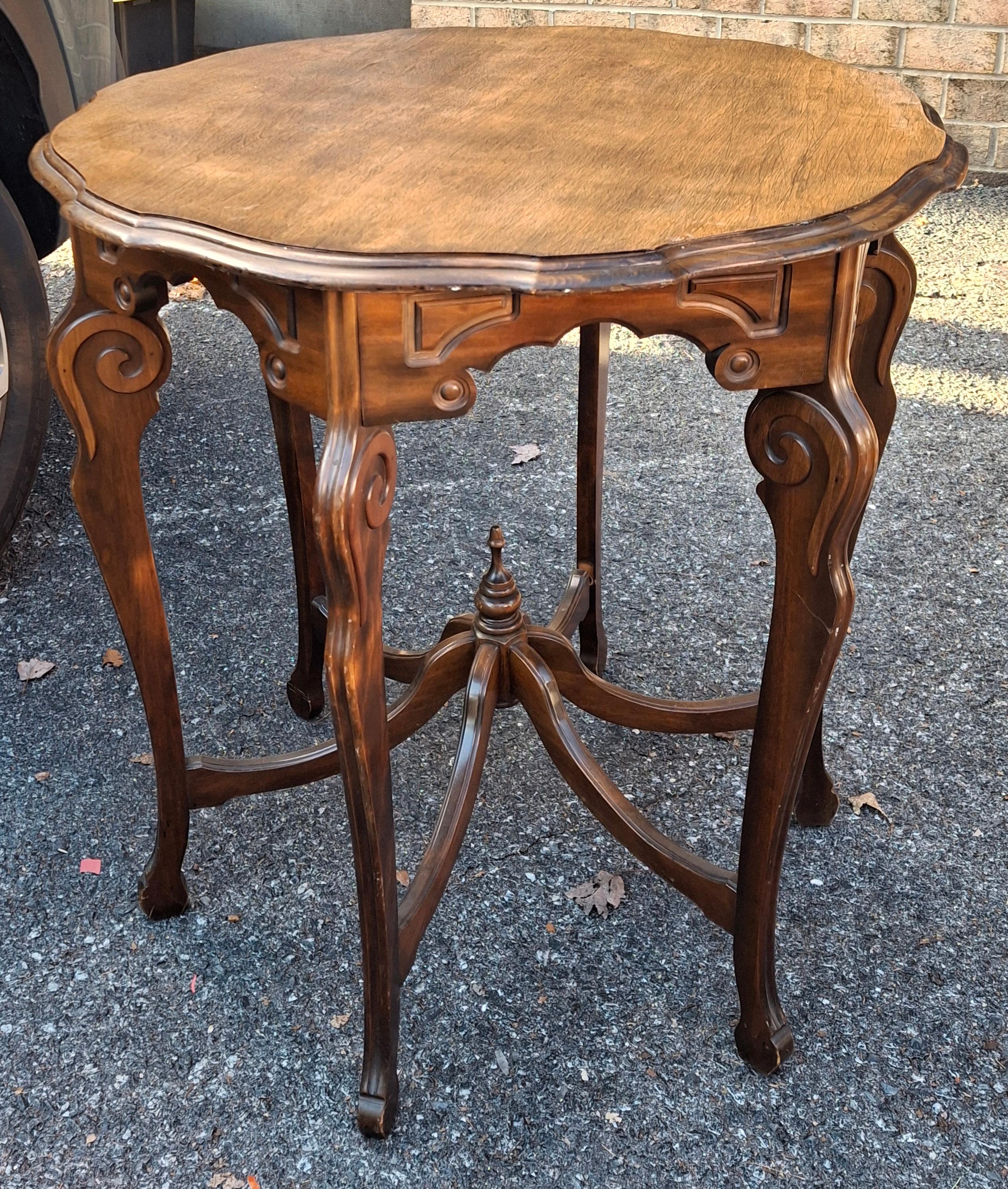 Country Table centrale en noyer de style Renaissance victorienne en vente