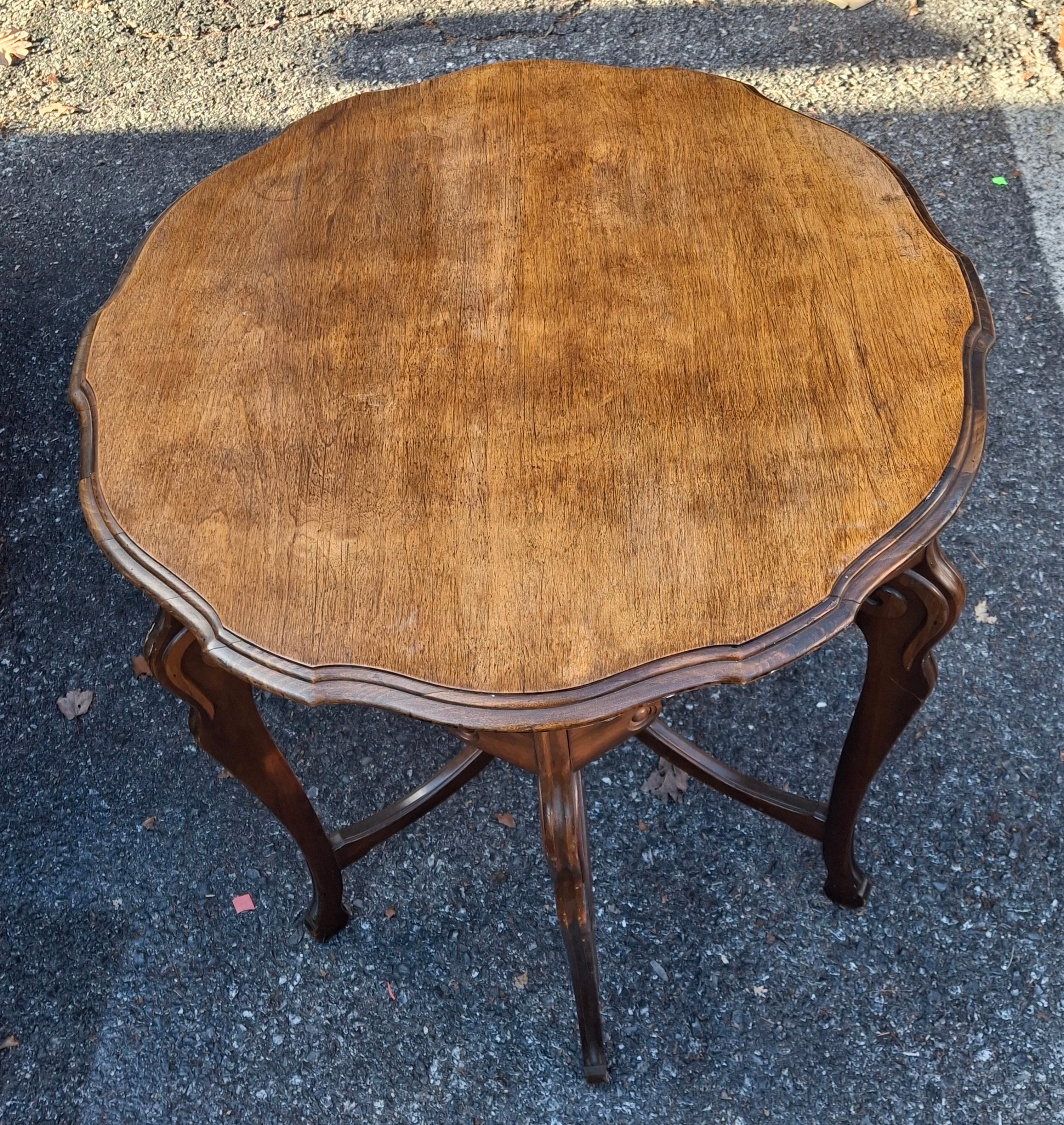 Sculpté Table centrale en noyer de style Renaissance victorienne en vente