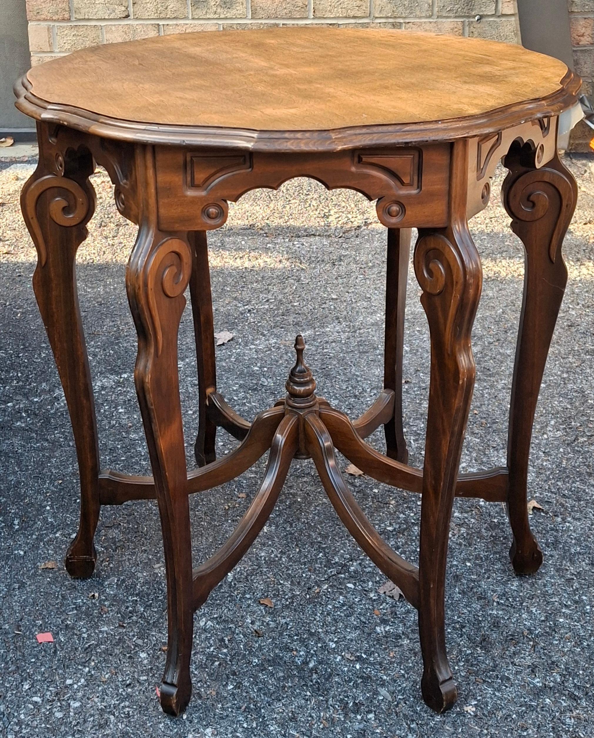 Table centrale en noyer de style Renaissance victorienne Bon état - En vente à Germantown, MD