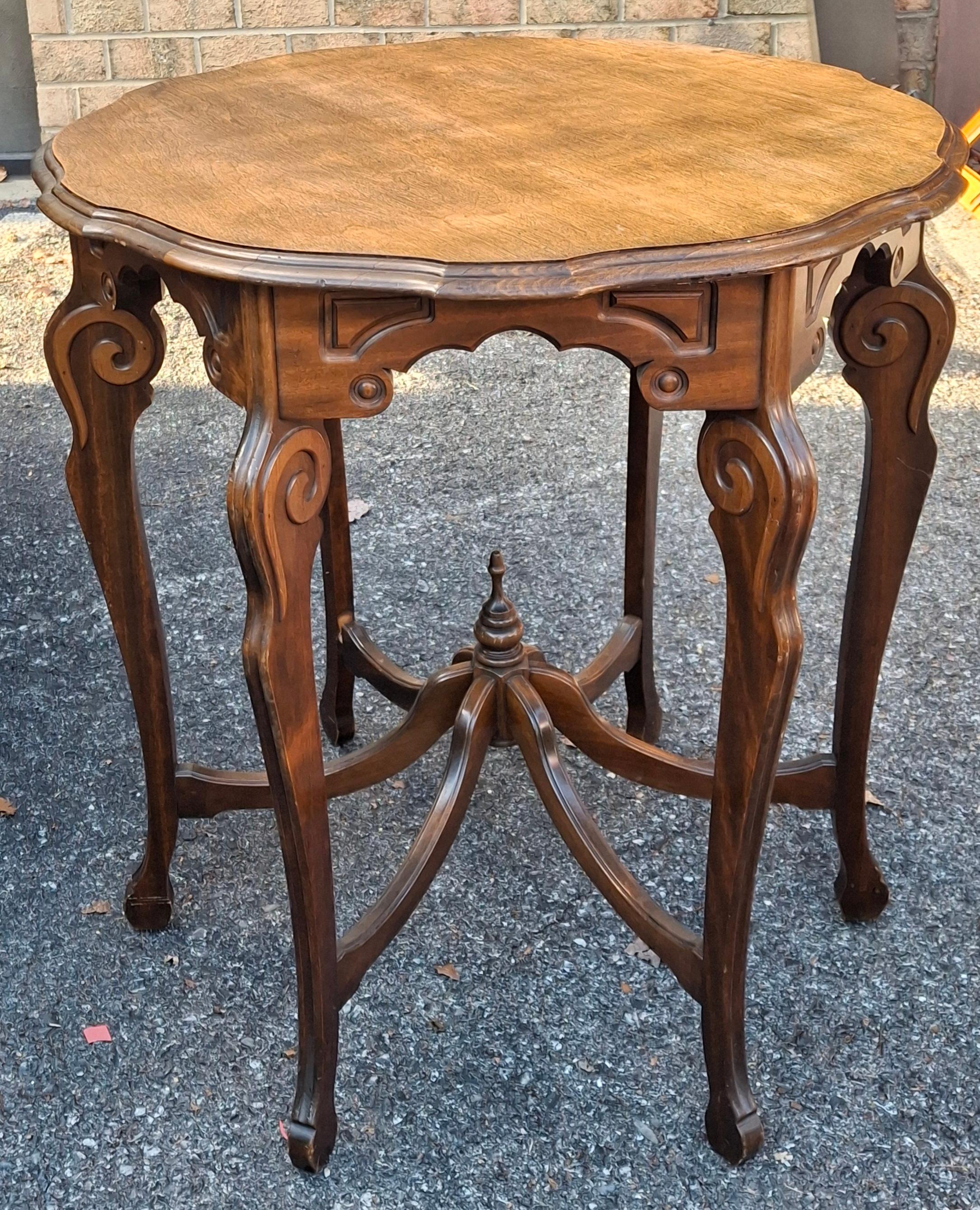 XIXe siècle Table centrale en noyer de style Renaissance victorienne en vente