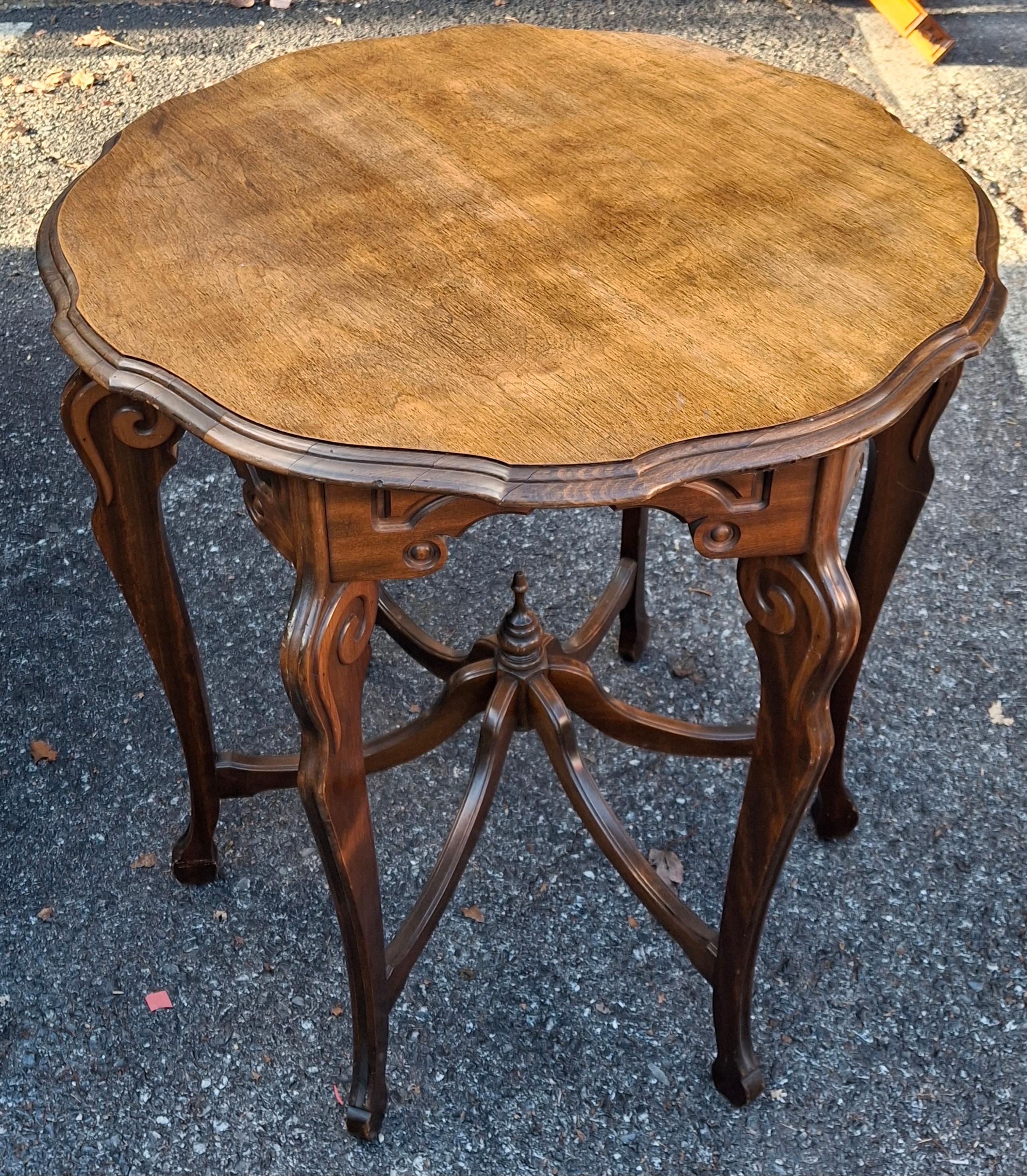 Noyer Table centrale en noyer de style Renaissance victorienne en vente