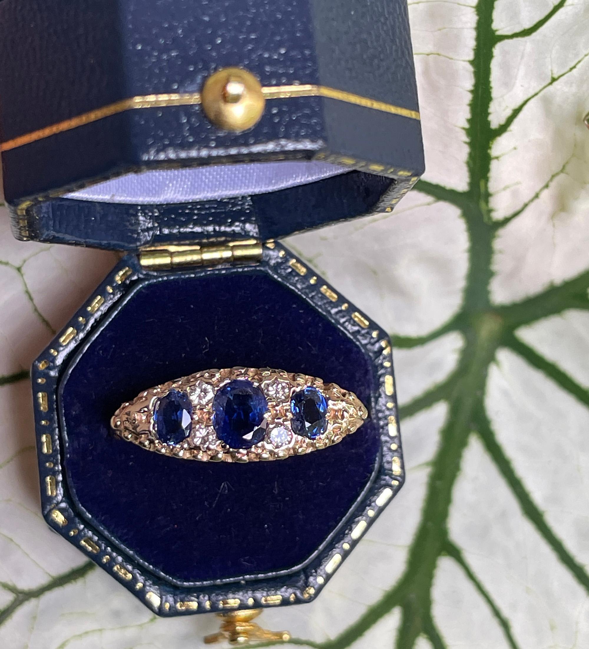Oval Cut Victorian Revival 1.09ct Vintage GIA  Sapphire & Diamond Trilogy 16k Gold Ring For Sale