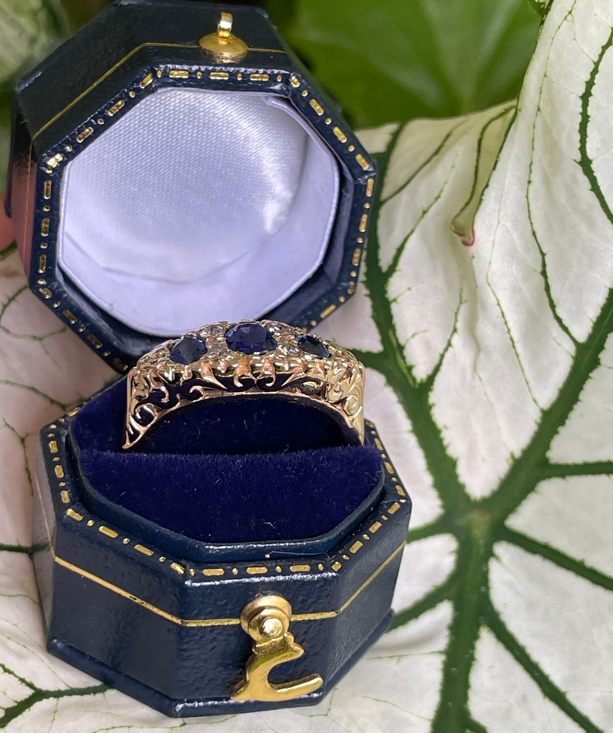 Victorian Revival 1.09ct Vintage GIA  Sapphire & Diamond Trilogy 16k Gold Ring In Good Condition For Sale In New York, NY