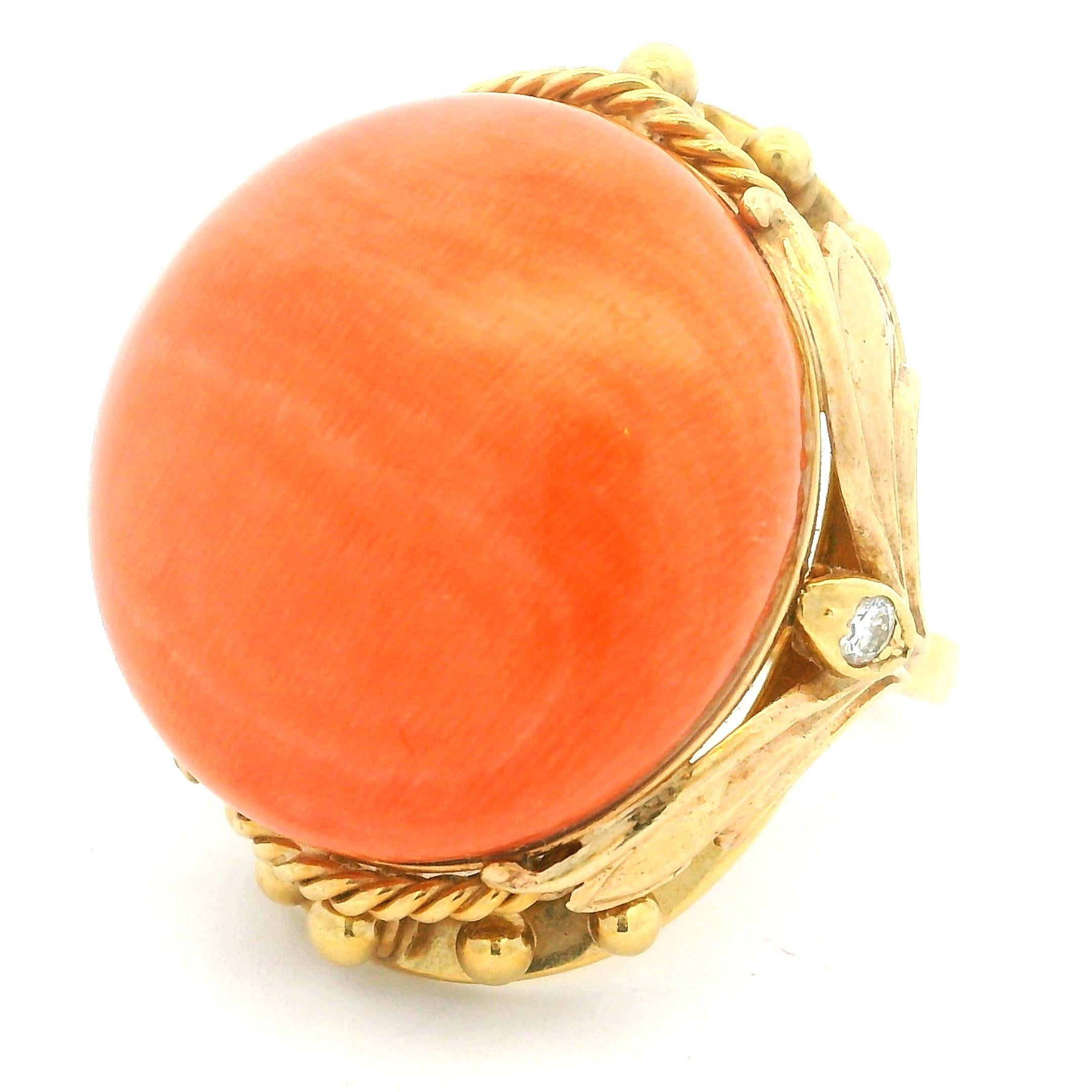 Cabochon Anello di corallo rotondo e diamanti in oro giallo 14 carati, misura 8 in vendita