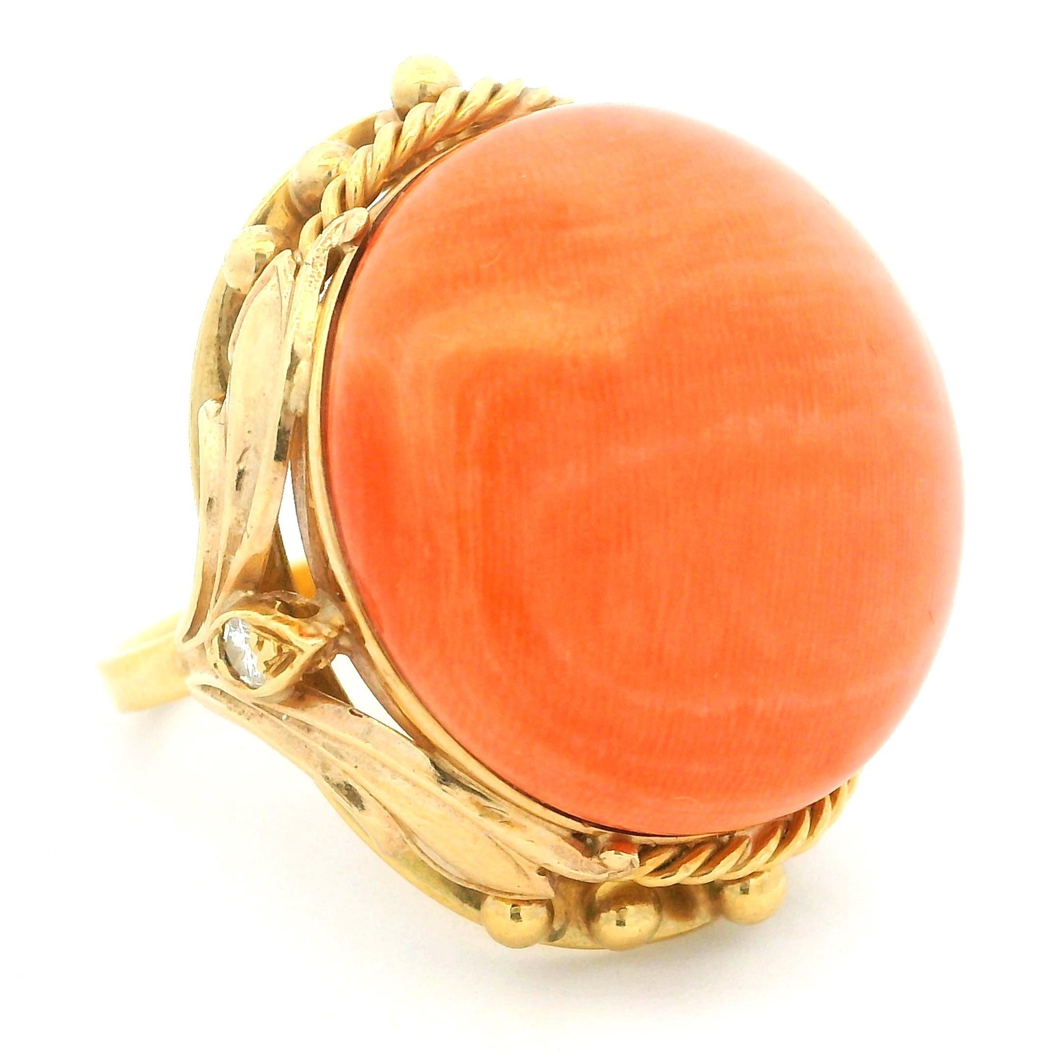 Anello di corallo rotondo e diamanti in oro giallo 14 carati, misura 8 In condizioni ottime in vendita a Miami, FL