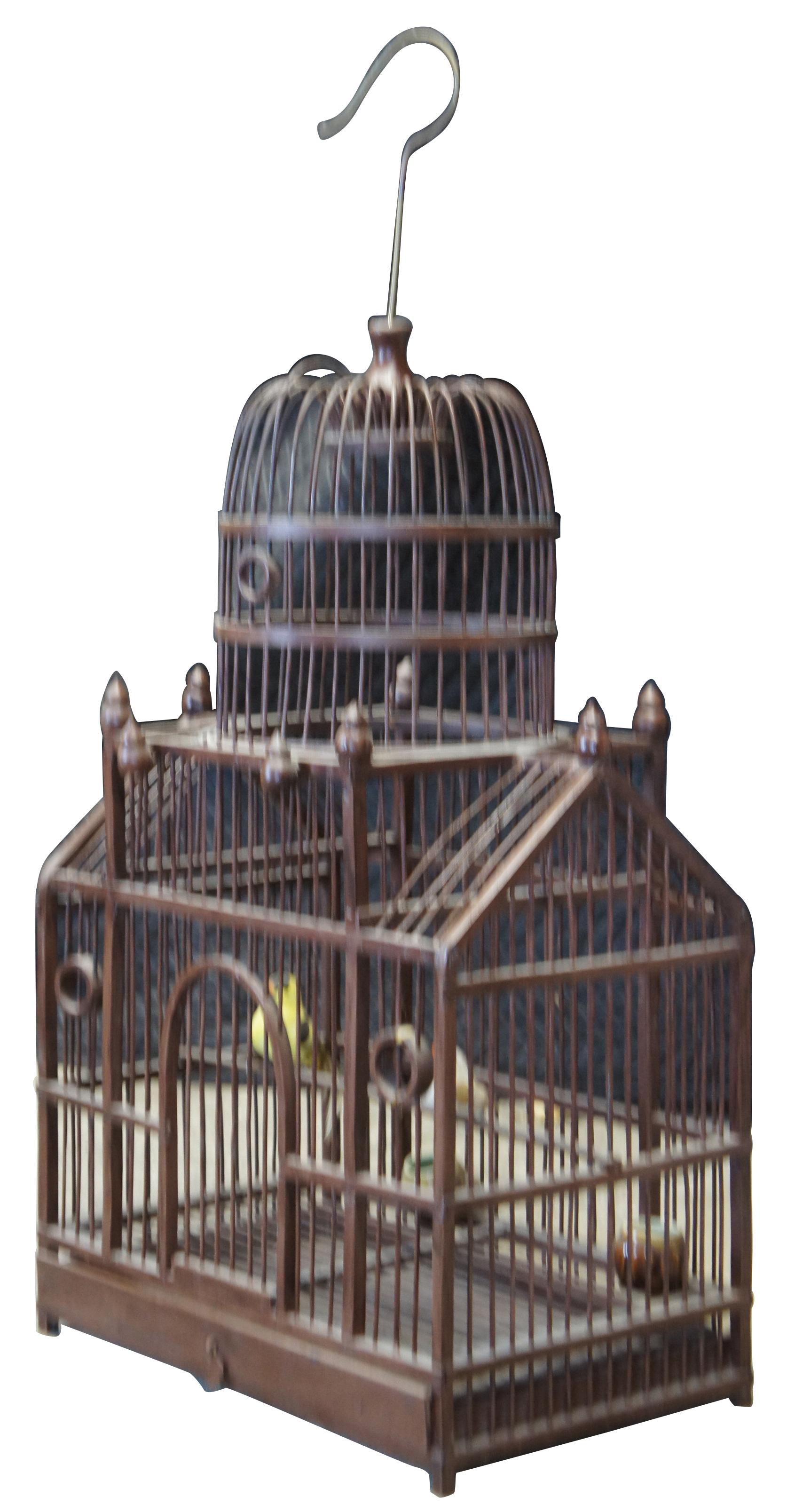 Cage à oiseaux de style victorien avec un sommet en forme de dôme, des fenêtres circulaires et des épis de faîtage tournés.  Comprend deux faux oiseaux et deux mangeoires en céramique.

DIMENSIONS

15,5