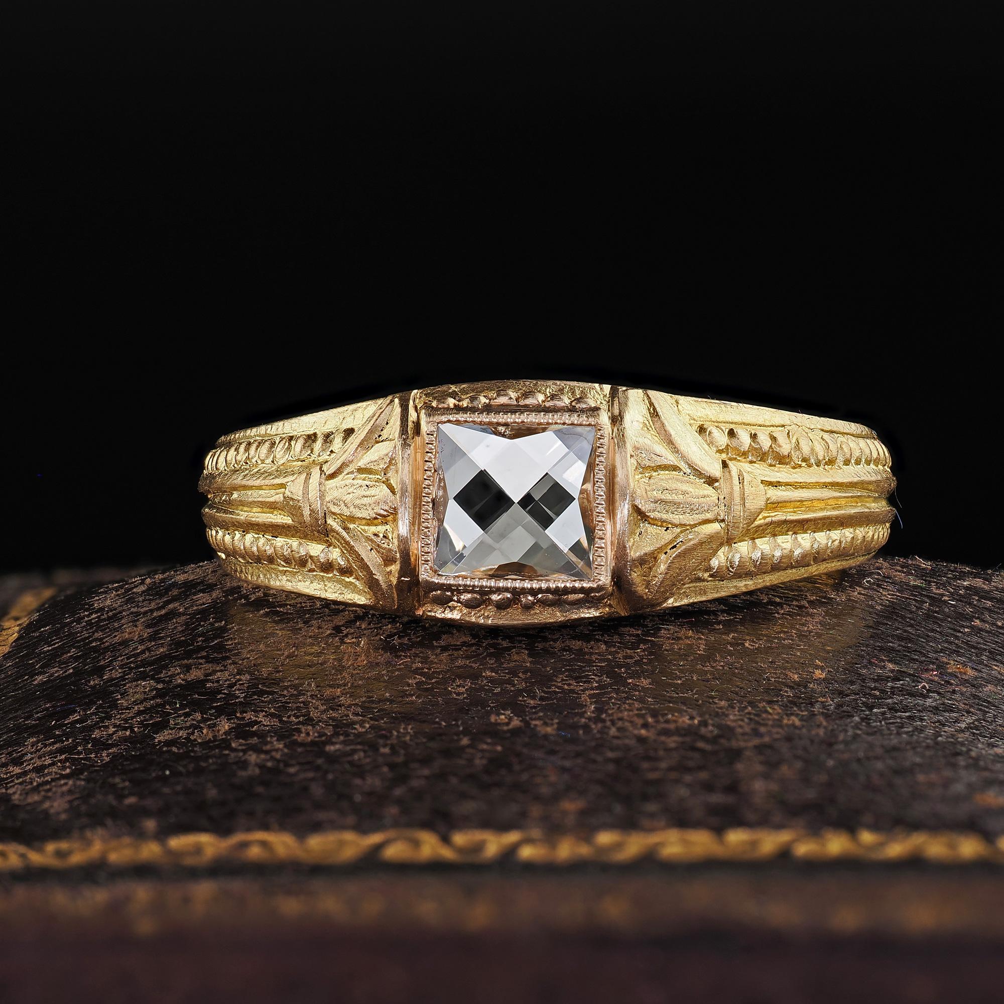 Magnifique bague de fiançailles en or vert 18K avec diamant de taille française de style néo-Victorien. Cette magnifique bague de fiançailles en diamant de taille française vintage est réalisée en or vert 18k. La bague est ornée d'un magnifique