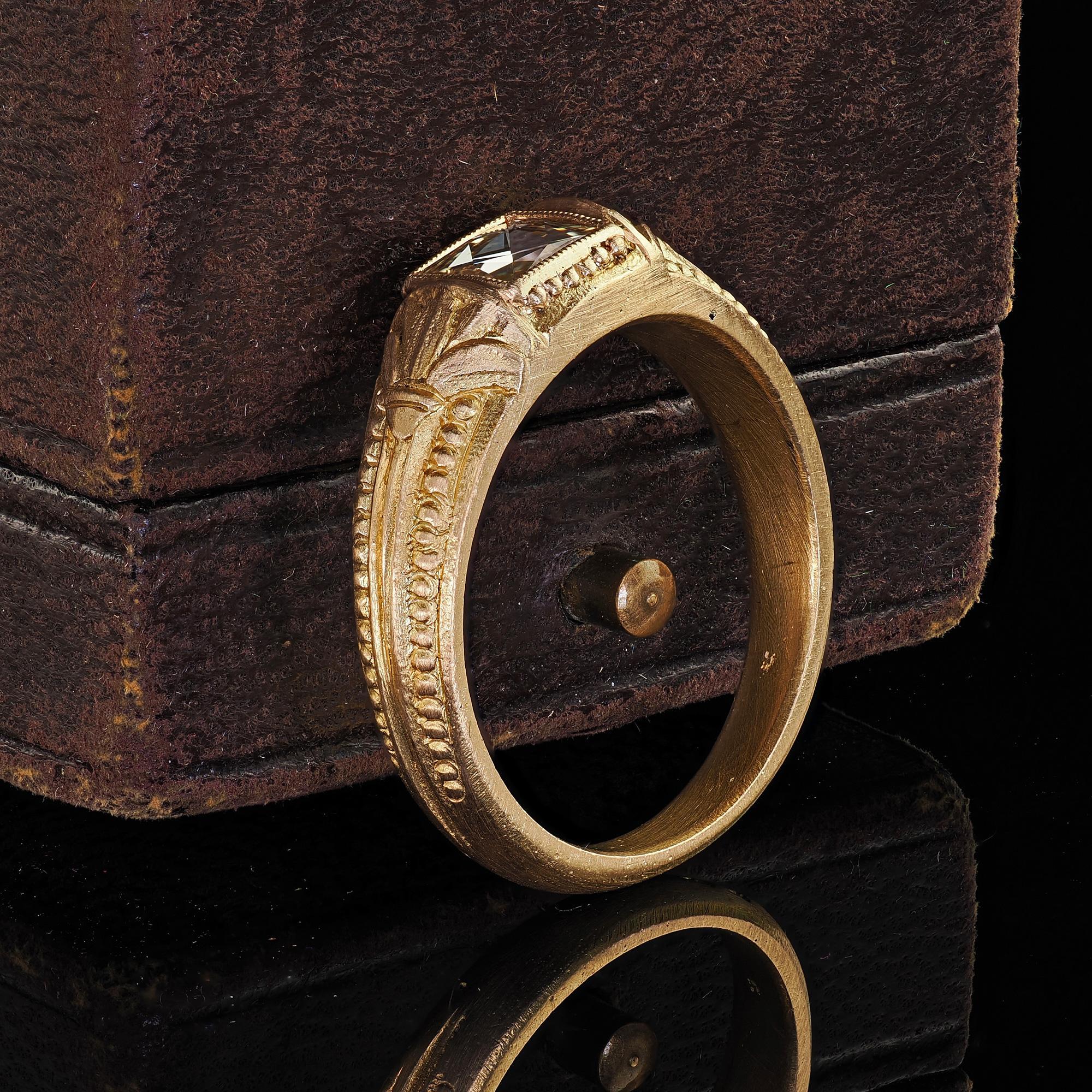 Contemporain Bague de fiançailles française de style néo- victorien en or vert 18 carats avec diamant taille française en vente