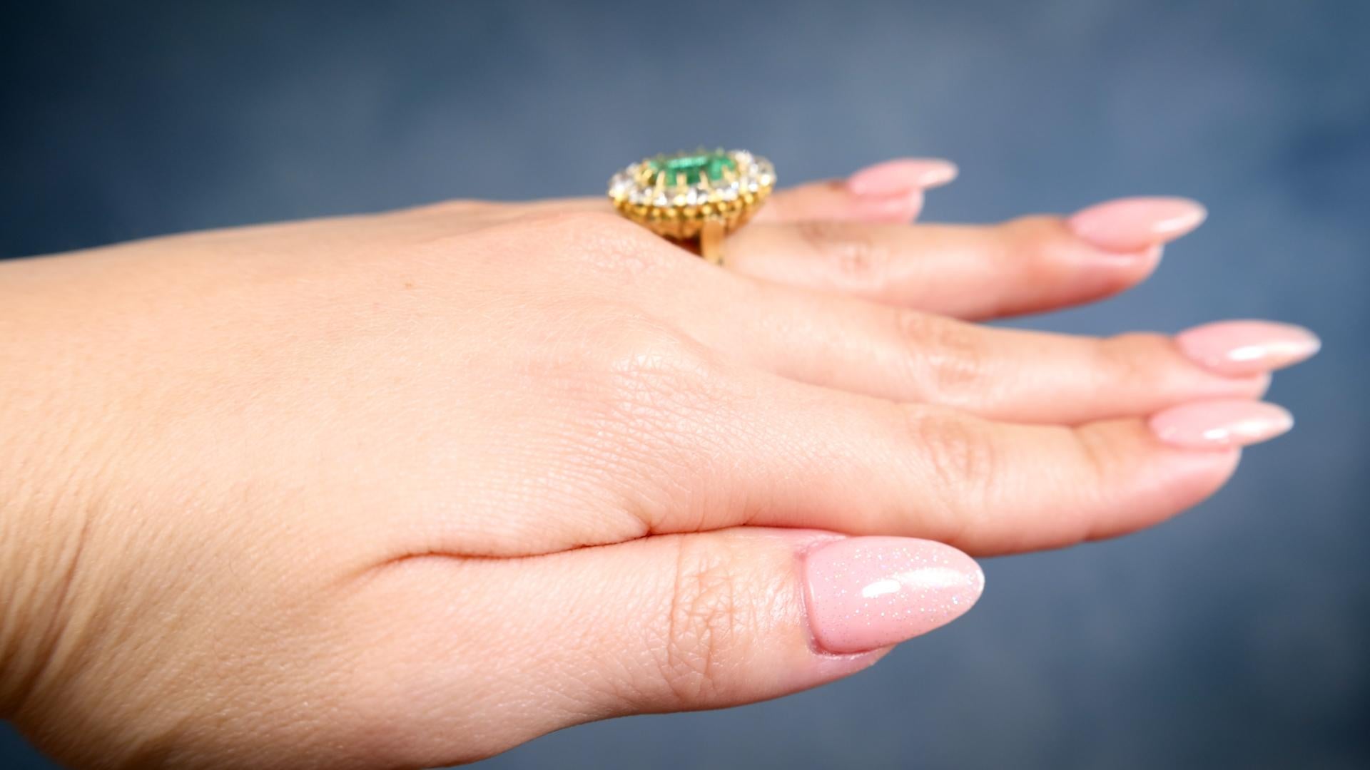 Viktorianischer Revival GIA 2,50 Karat kolumbianischer Smaragd Diamant 18k Gold Cluster-Ring im Zustand „Gut“ im Angebot in Beverly Hills, CA