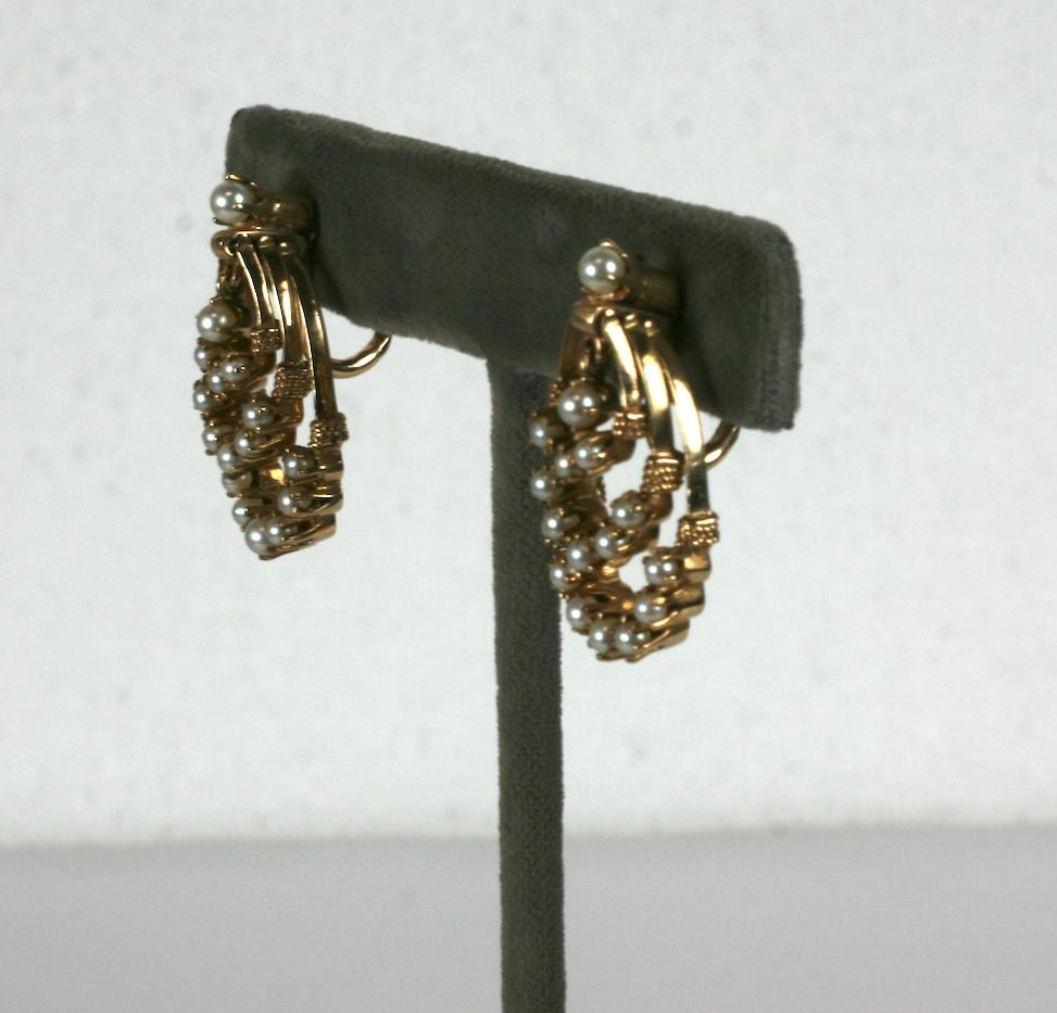 Gold- und Perlenohrringe im viktorianischen Stil aus den 1960er Jahren. Dreifach-Reifen, besetzt mit Miniatur-Zuchtperlen. Alle Bügel schwingen unabhängig voneinander. Sie sind mit Clip-Beschlägen ausgestattet. 
Eine schöne, einfache Alternative zu