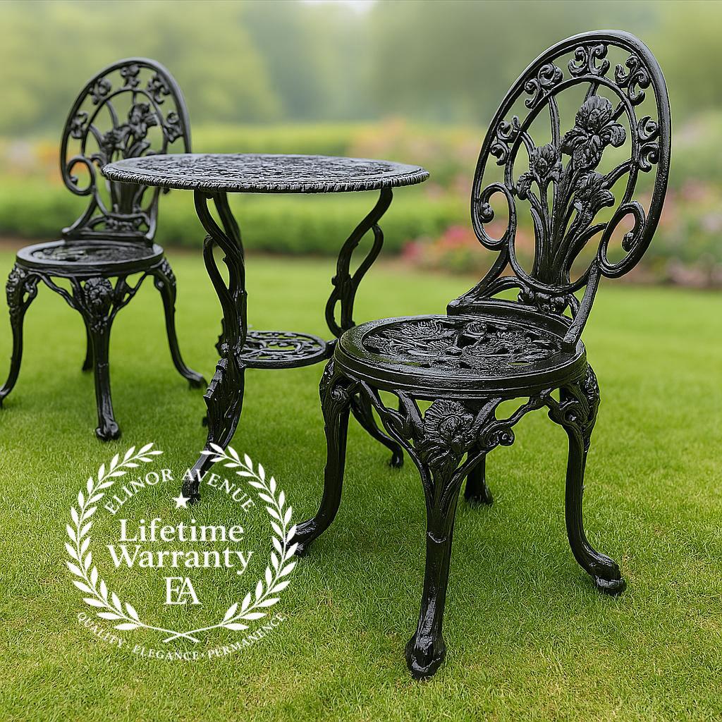 Bistro-Set aus Gusseisen und Aluminium im viktorianischen Revival mit Iris-Motiv - Tisch und 2 Stühle

Bringen Sie zeitlose Eleganz in Ihren Garten, Ihre Terrasse oder Ihren Wintergarten mit diesem exquisiten Bistro-Set im viktorianischen Stil,