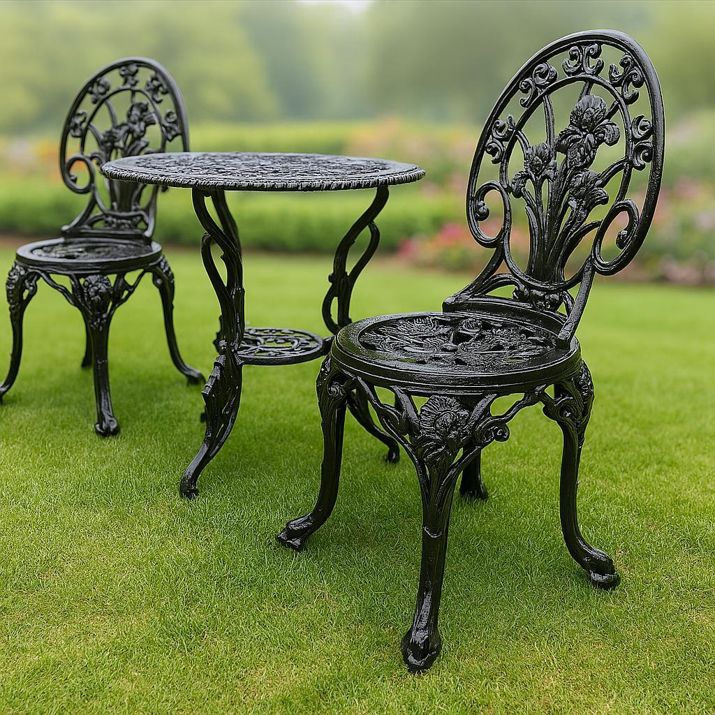 Set da bistrot in ghisa e alluminio di epoca vittoriana con motivo Iris - Tavolo e 2 sedie

Porta un'eleganza senza tempo nel tuo giardino, patio o veranda con questo raffinato set da bistrot in stile vittoriano, composto da due sedie e un tavolo