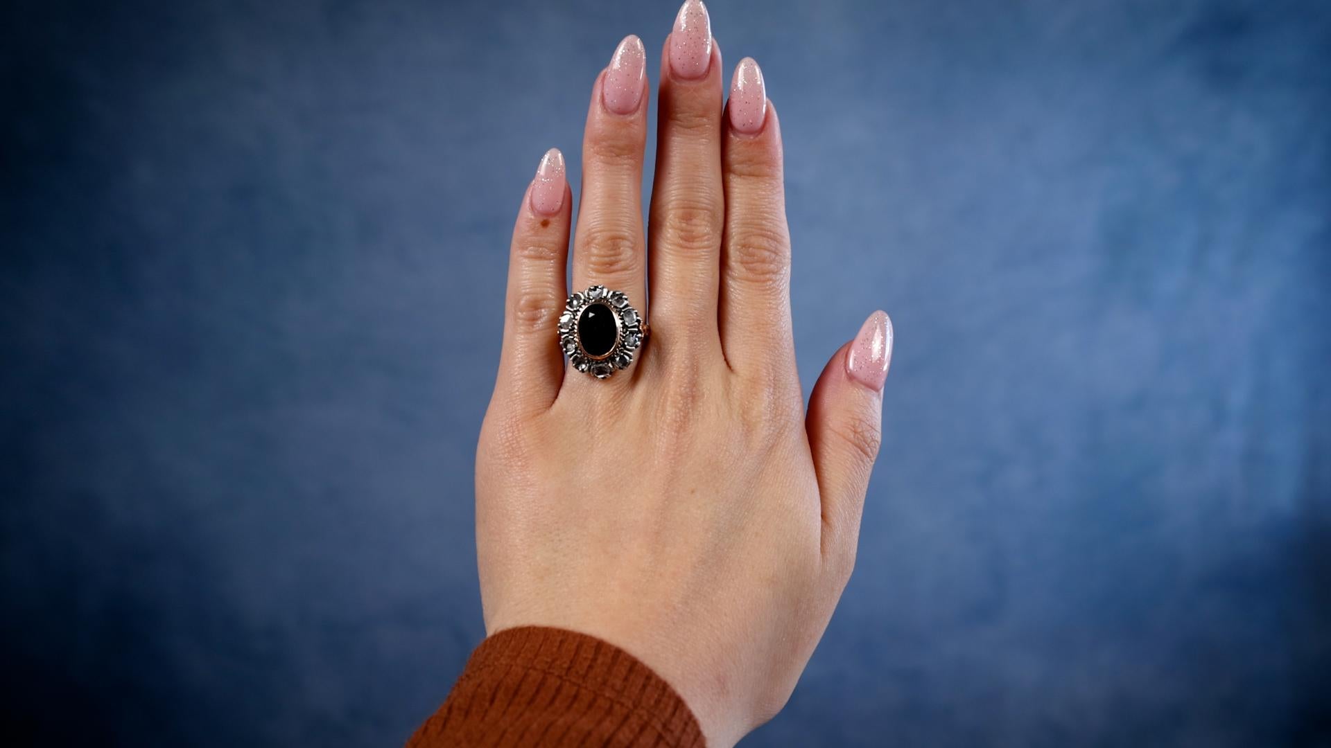 Eine viktorianische Revival italienischen Saphir und Diamant 18k Gelbgold Cluster-Ring. Mit einem ovalen Saphir im Mischschliff mit einem Gewicht von etwa 3.70 Karat. Akzentuiert durch 14 Diamanten im Flachschliff. Gefertigt aus 18 Karat Gelbgold