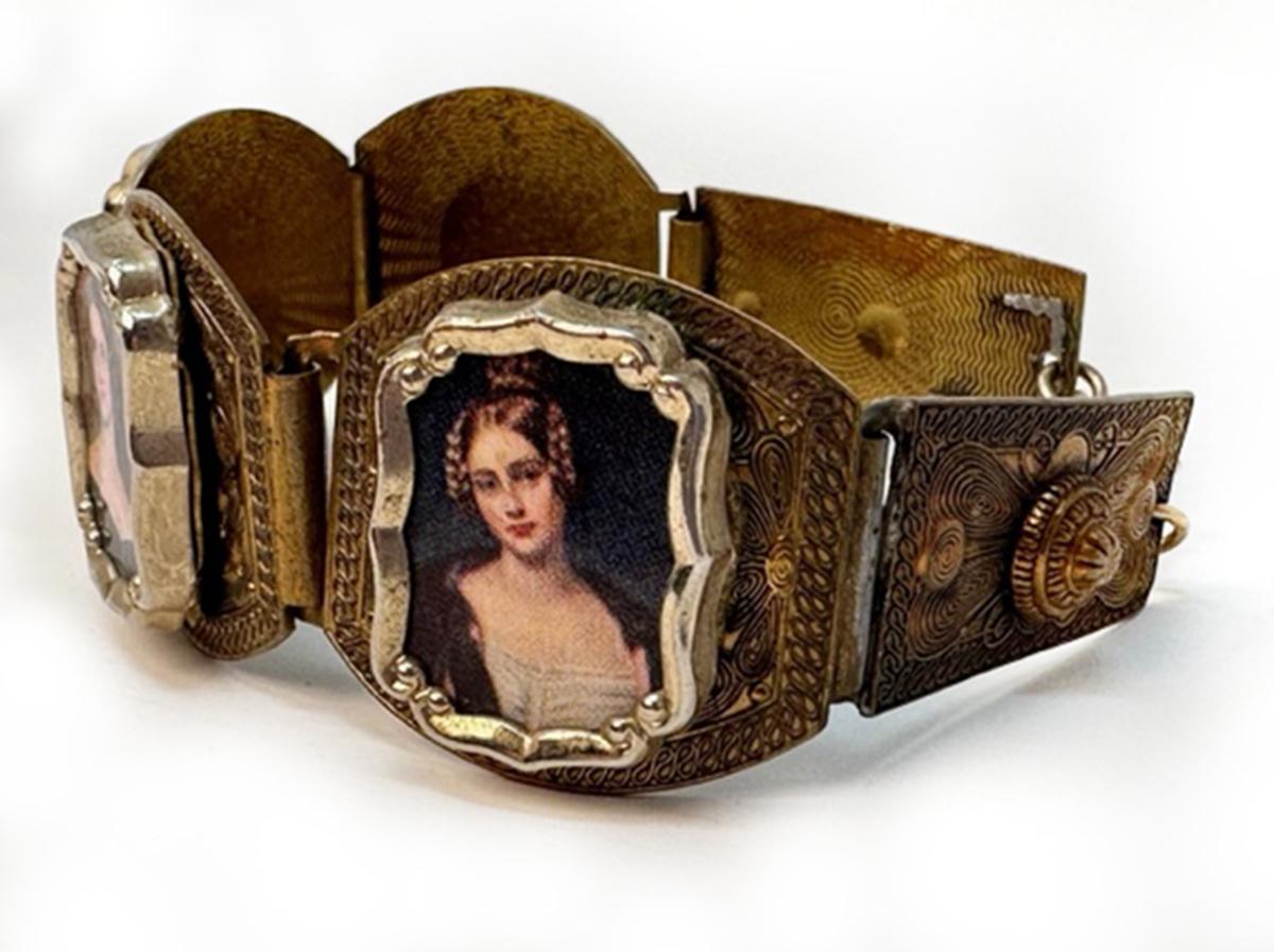 Bracelet à panneaux de style néo-victorien avec portraits miniatures de l'époque victorienne
Bracelet articulé en laiton à quatre panneaux.  Chaque panneau présente un portrait différent  d'une dame de l'époque victorienne. Les portraits ne sont pas