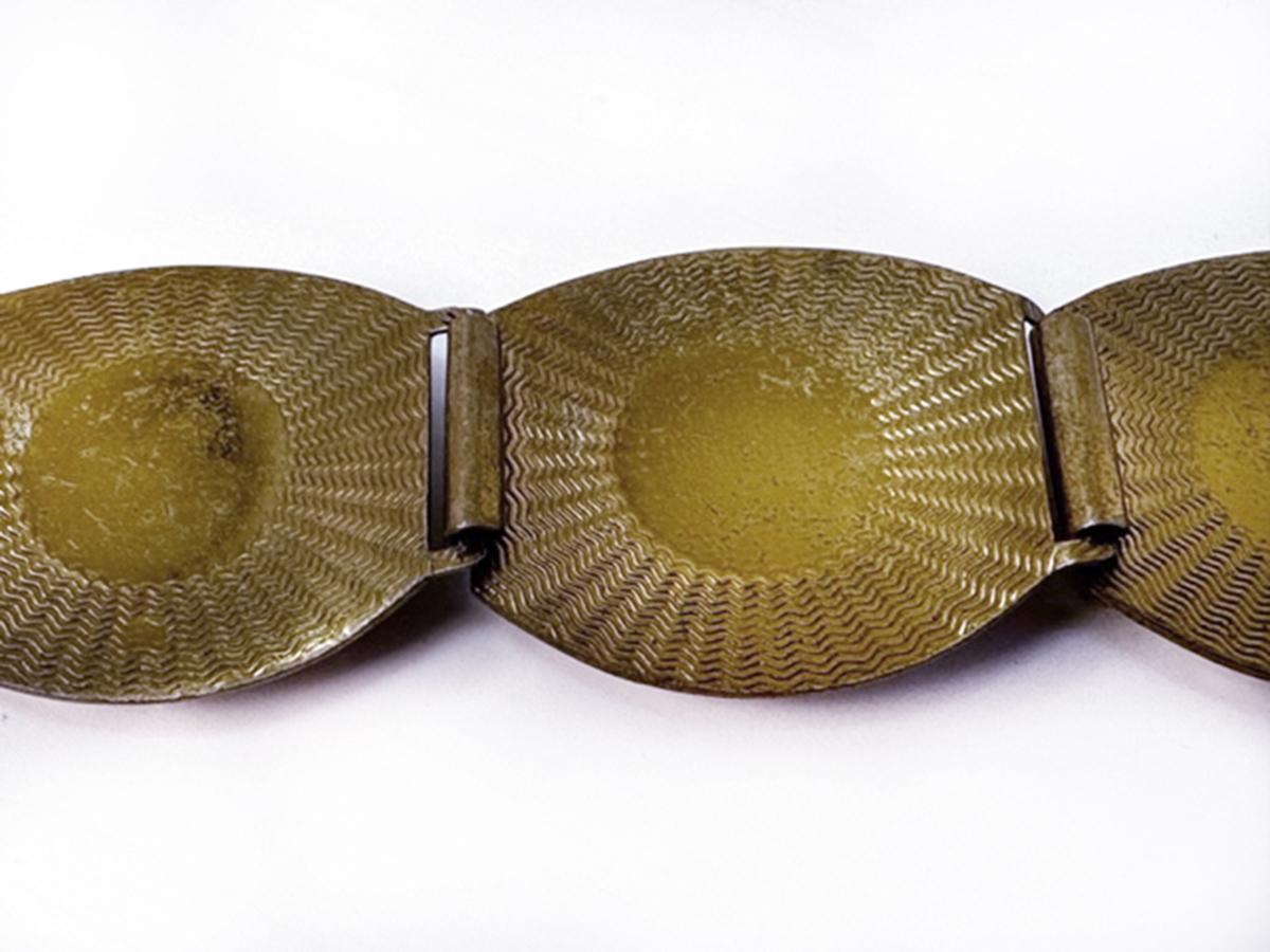 Bracelet de portraits miniatures de l'époque victorienne en boiseries dorées Revive en vente 2
