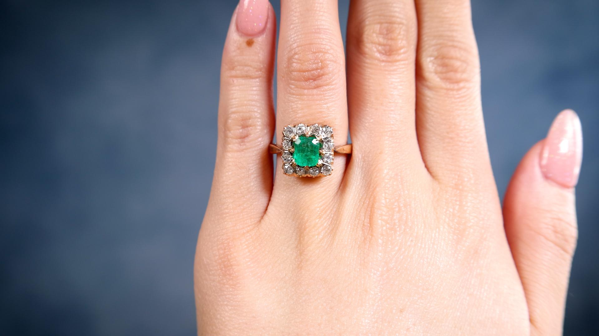 Viktorianischer Revival Quadratischer Smaragd-Diamant-Cluster-Ring aus 18k Roségold (Carréeschliff) im Angebot