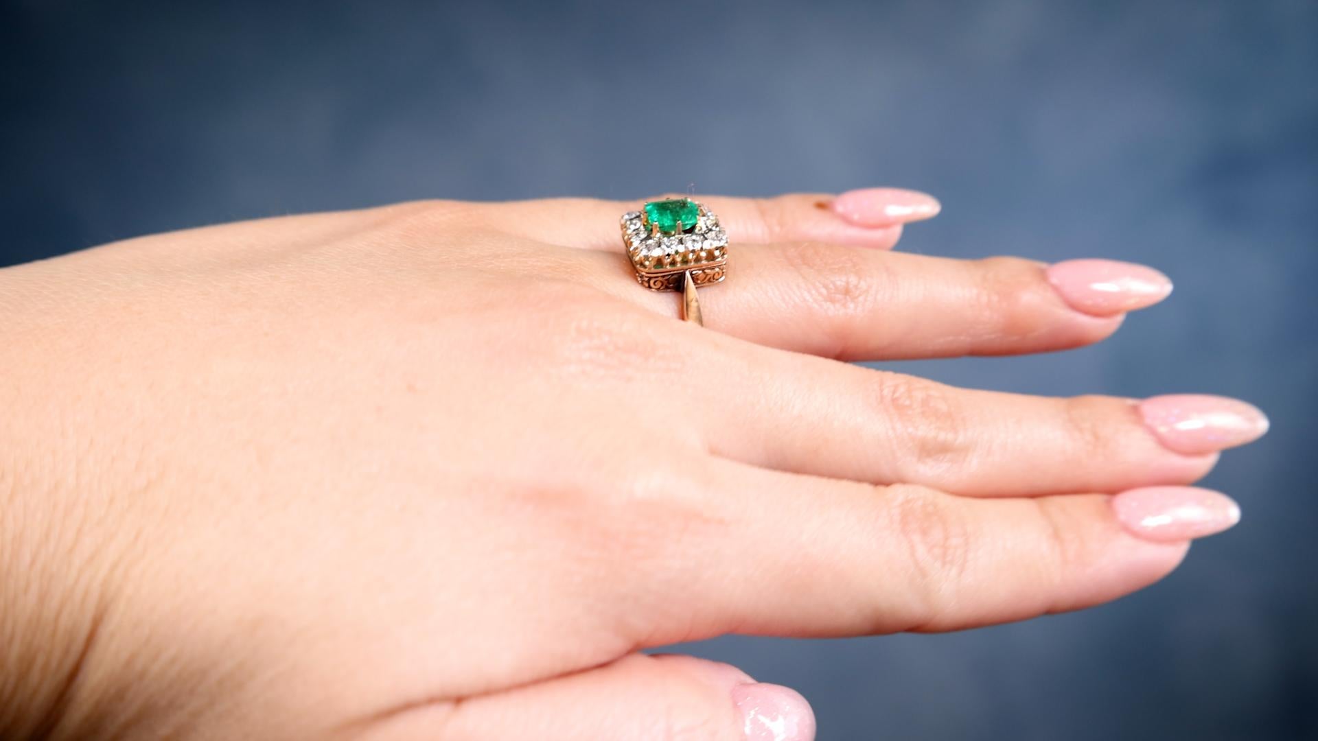 Viktorianischer Revival Quadratischer Smaragd-Diamant-Cluster-Ring aus 18k Roségold im Zustand „Gut“ im Angebot in Beverly Hills, CA