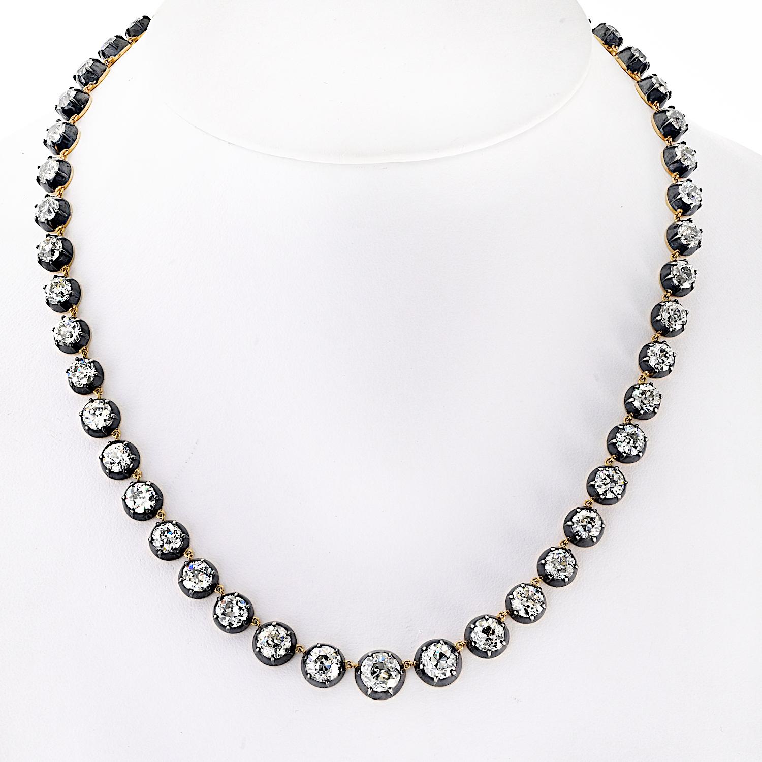 Diese exquisite handgefertigte Halskette im viktorianischen Stil ist ein wahres Zeugnis zeitloser Eleganz. 

Er ist aus 18-karätigem Gold und Silber gefertigt und verfügt über 50 atemberaubende Diamanten im alteuropäischen Schliff mit einem