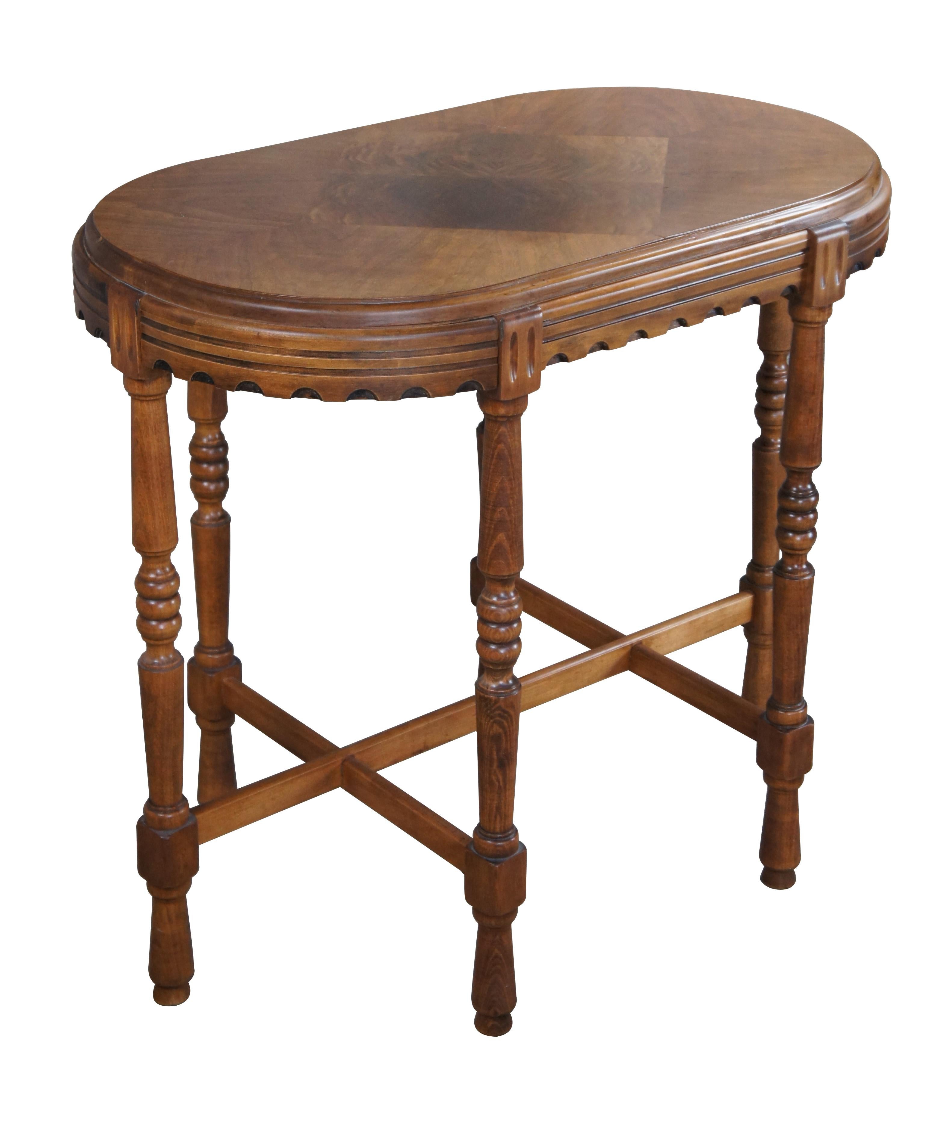 Table de salon ou cache-pot de style victorien.  Réalisée en noyer, elle présente un plateau de forme ovale, une jupe crantée et six pieds tournés reliés par des brancards.

Dimensions :
33