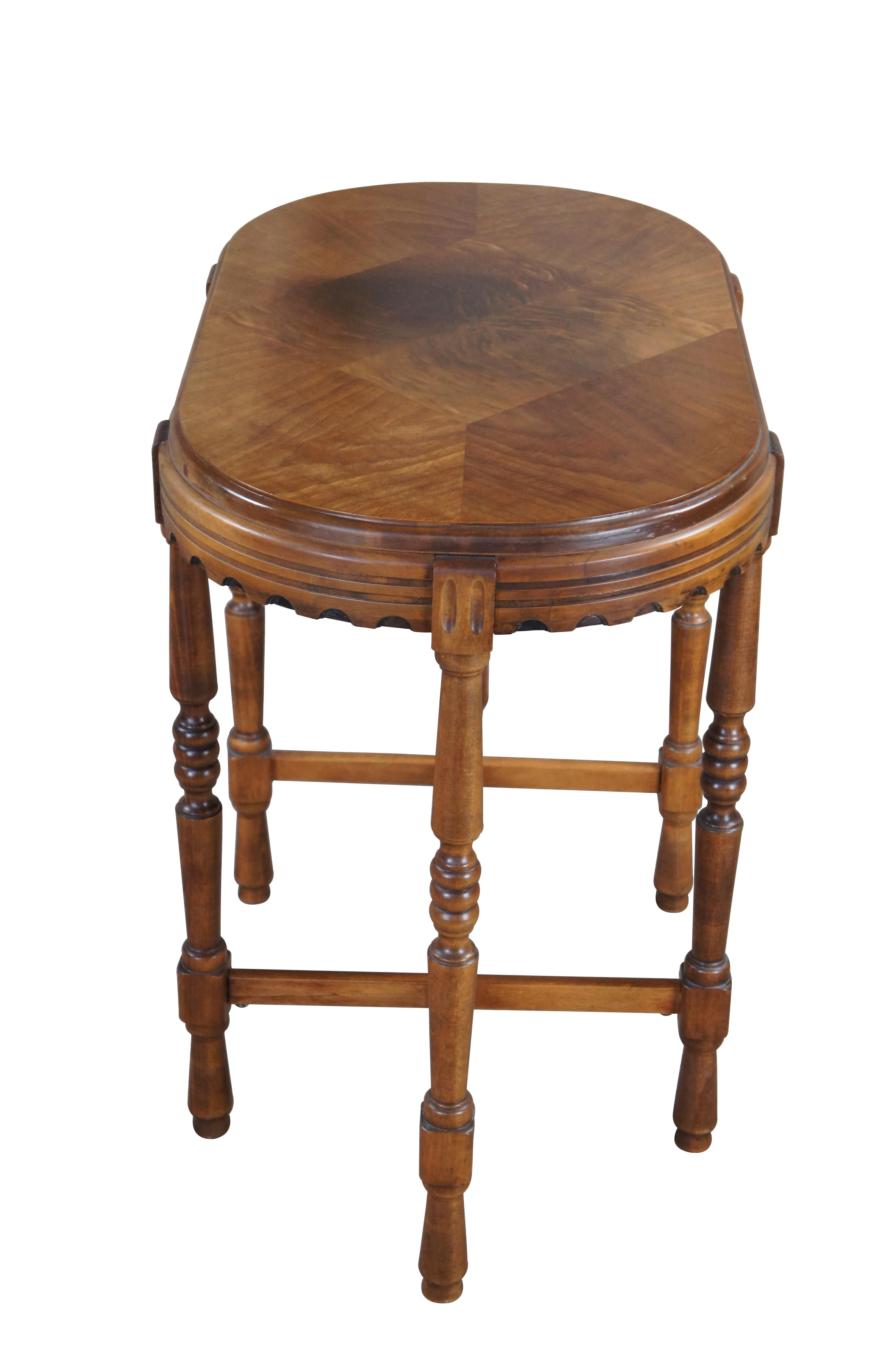 Victorien Table de salon ovale en noyer de style Revive 30