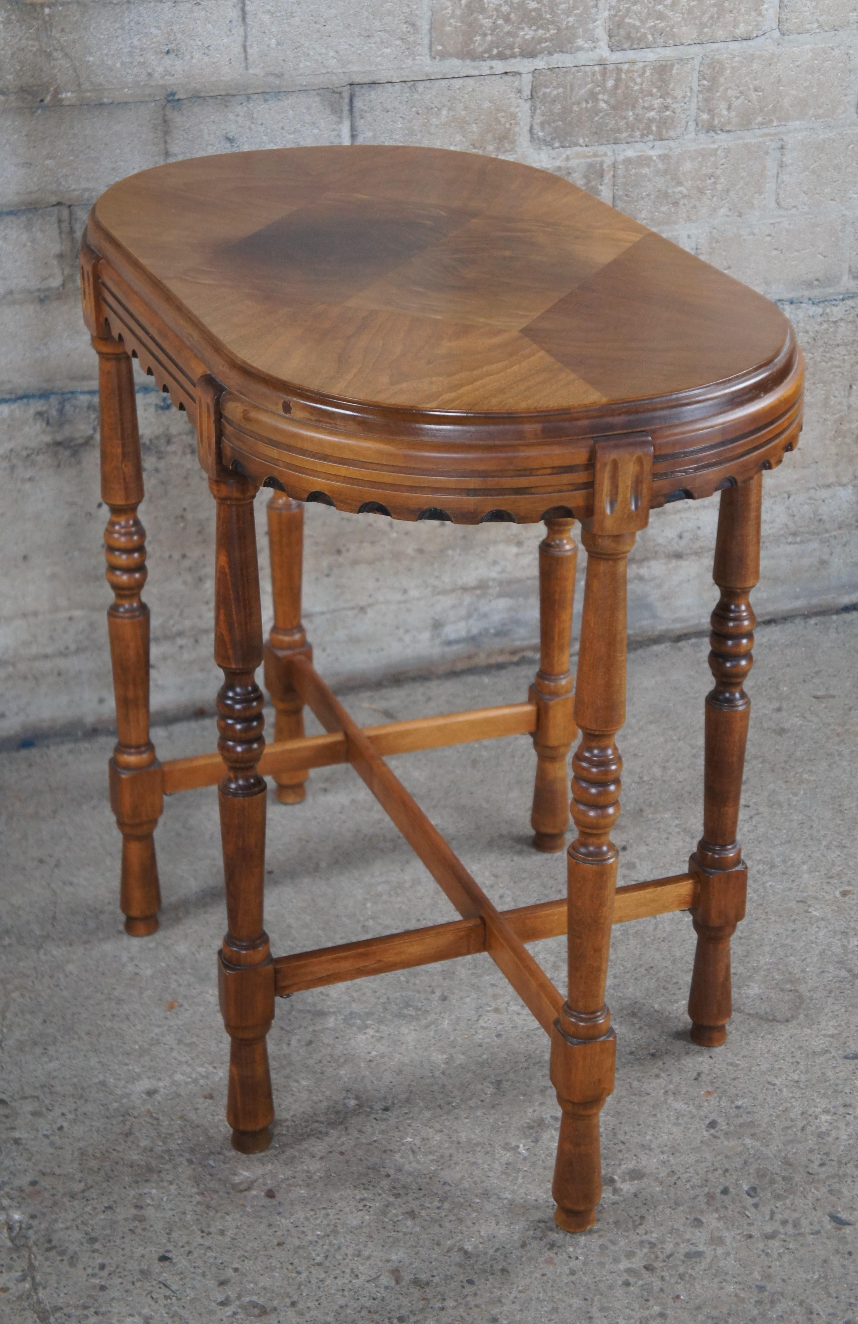 Table de salon ovale en noyer de style Revive 30