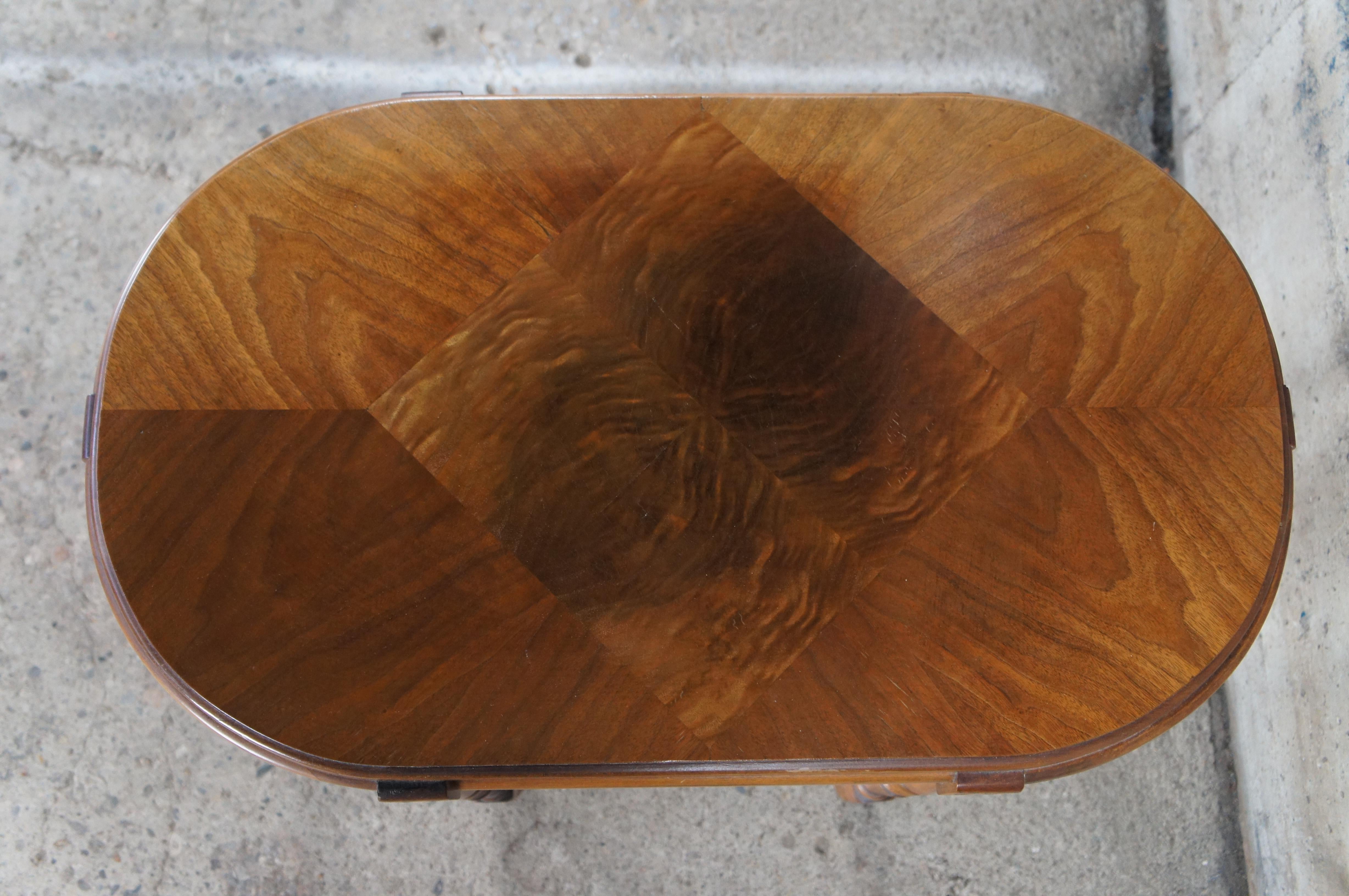 20ième siècle Table de salon ovale en noyer de style Revive 30