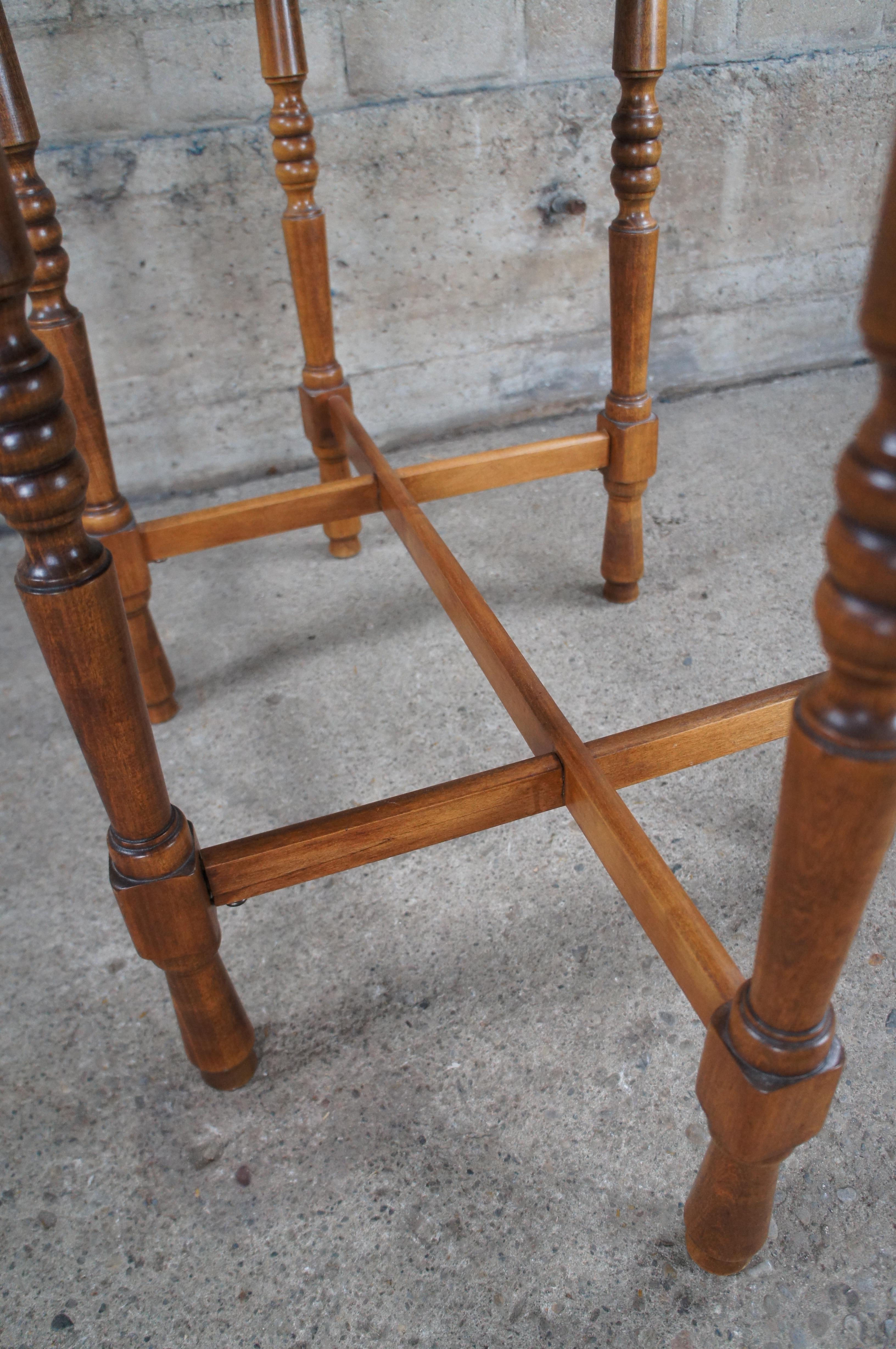 Table de salon ovale en noyer de style Revive 30