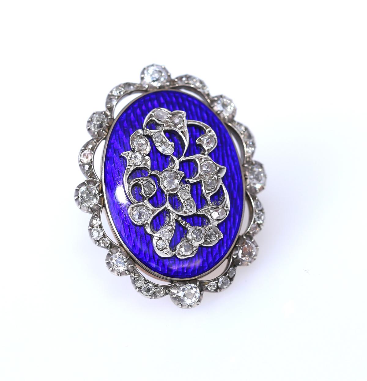 Massiver viktorianischer Ring mit blauer Emaille und Diamanten im Altschliff. Produziert um 1900 im Vereinigten Königreich. Die wunderbare tiefblaue Farbe der Emaille dient als Basis für die feinen, natürlichen Verzierungen darüber, die aus Weißgold