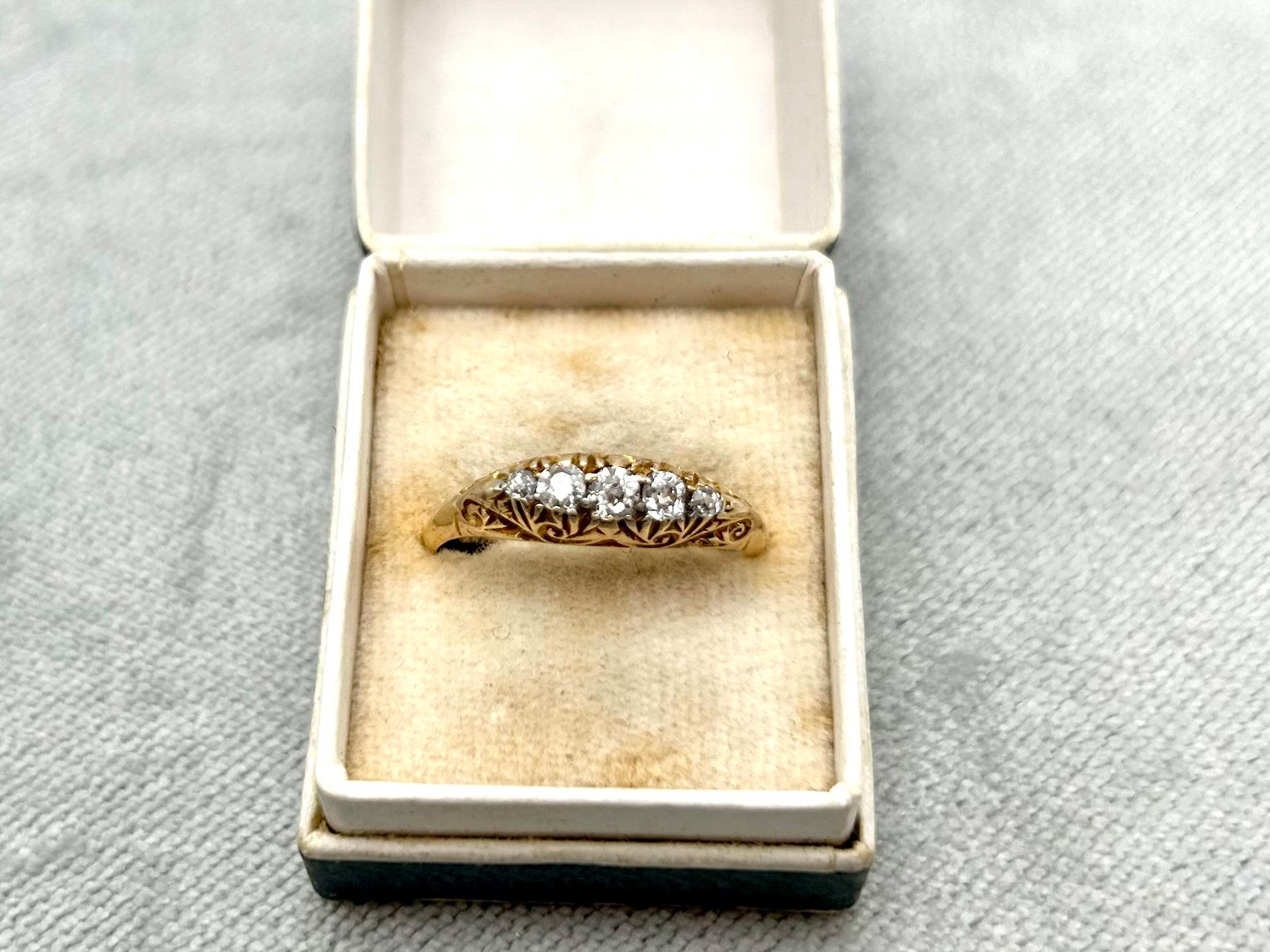 Viktorianischer Ring mit fünf Diamanten im Altschliff, Großbritannien, um 1900. im Angebot 7