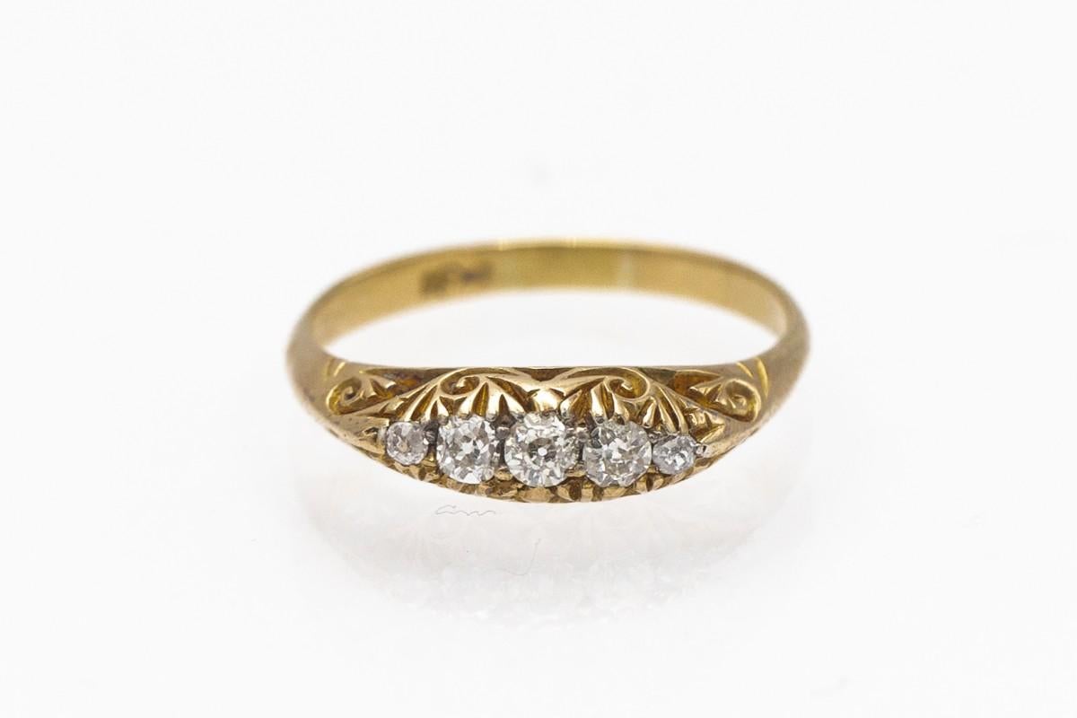 Original old ring in the Victorian style made of 0.750 yellow gold and five round faceted diamonds. 