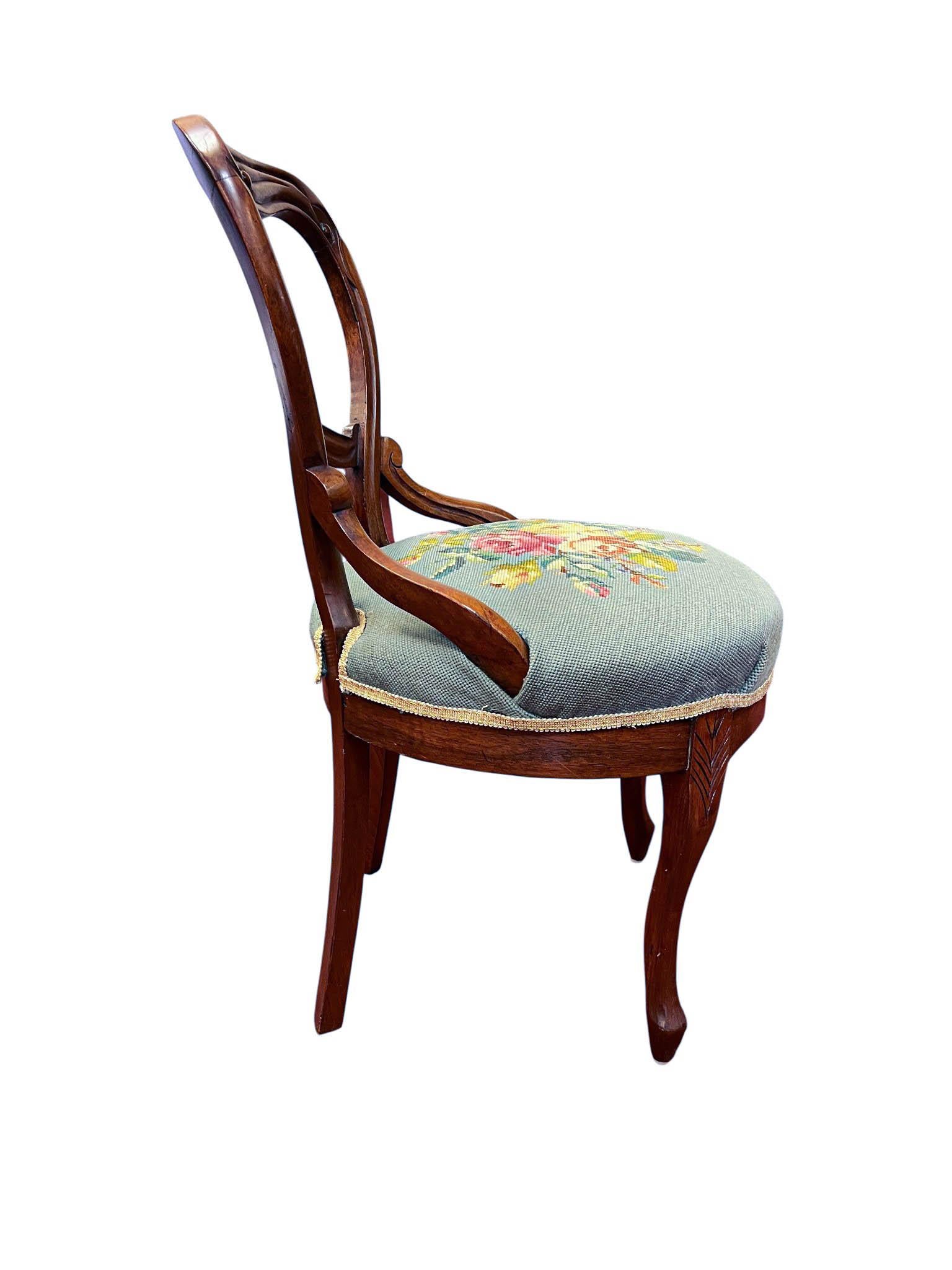 Chaise de salon victorienne à dossier ballon de style néo-rococo, c. 1850-1870 en vente 3
