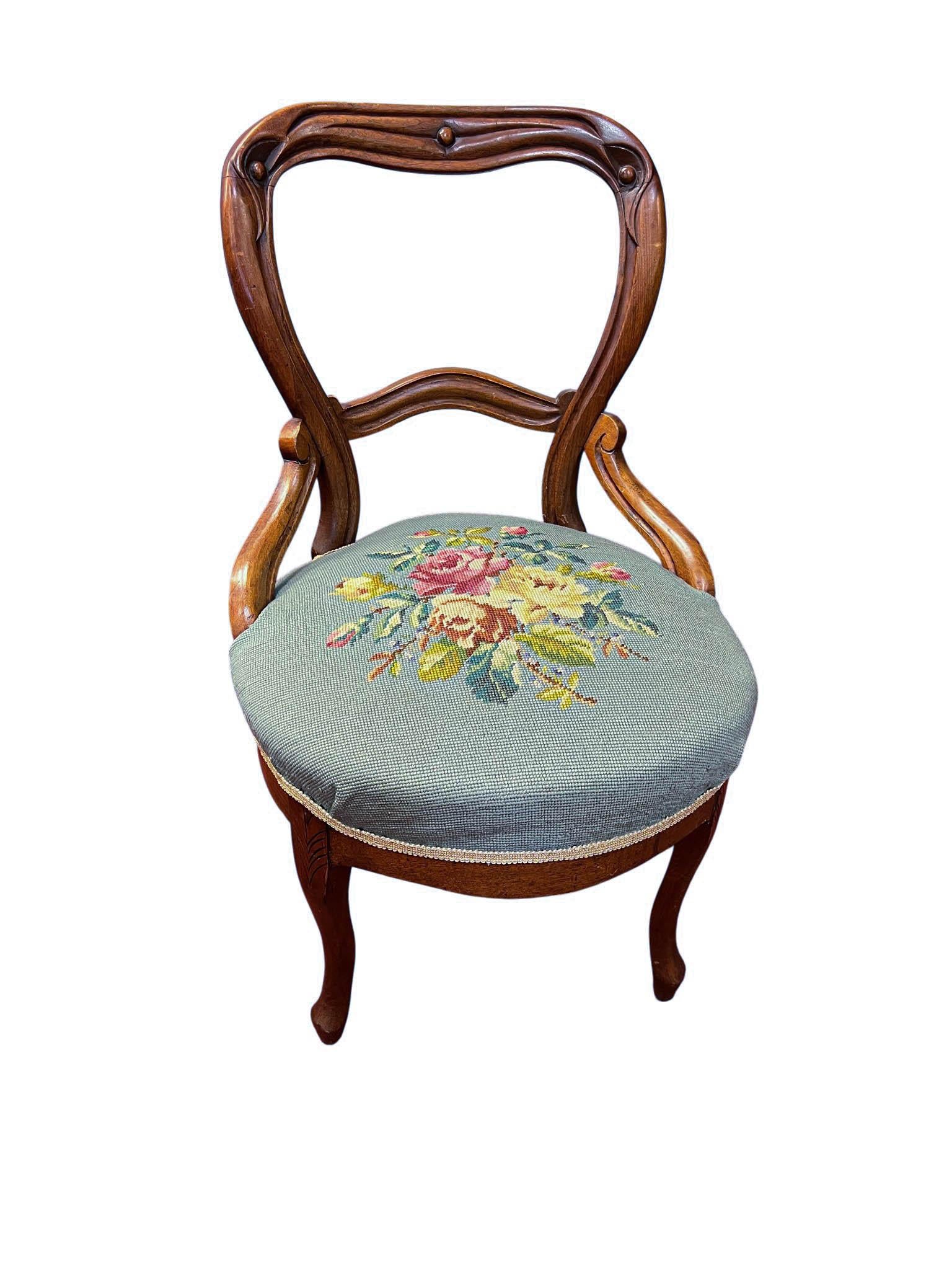 Néo-rococo Chaise de salon victorienne à dossier ballon de style néo-rococo, c. 1850-1870 en vente