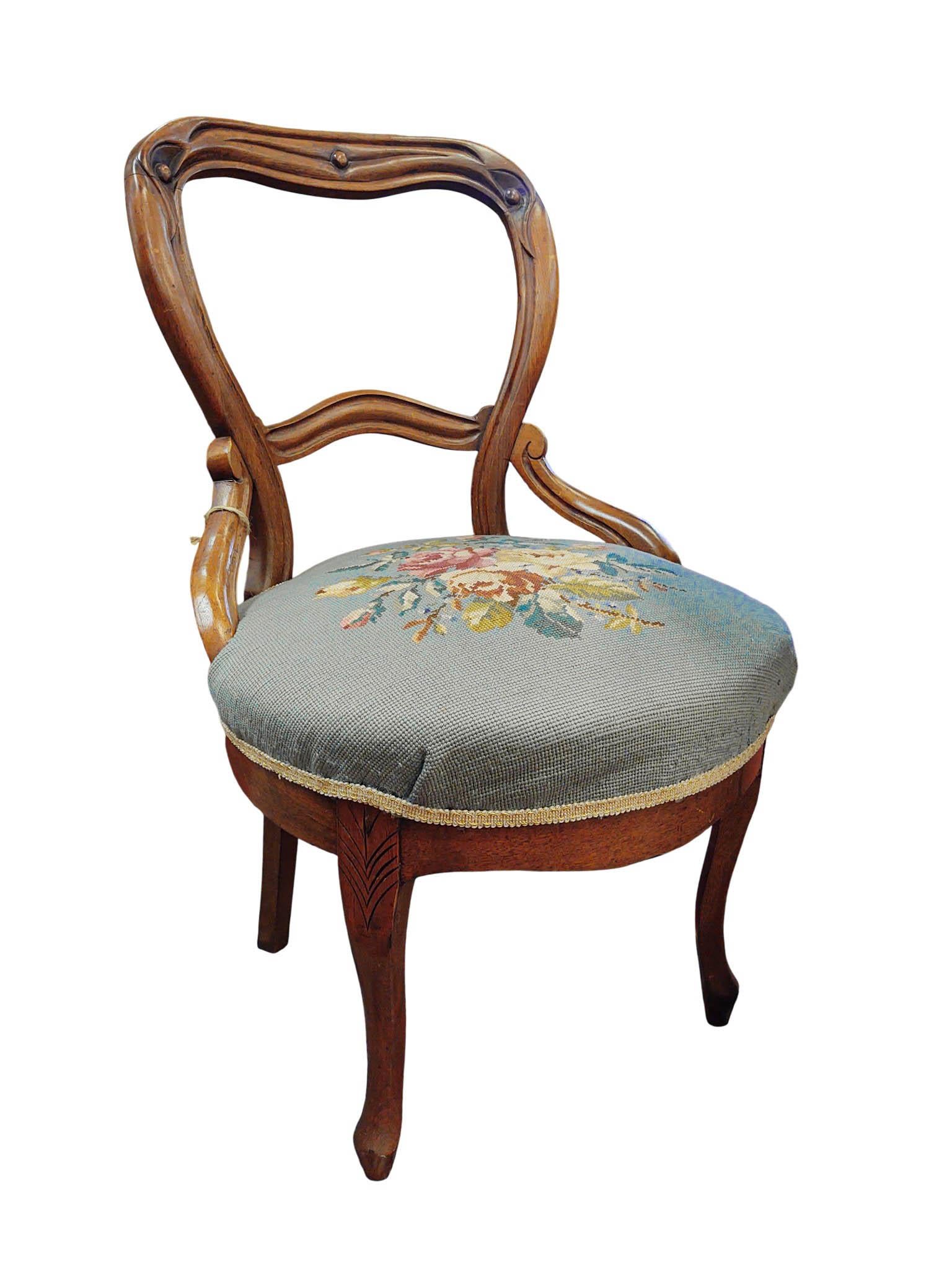 Tapisserie à l'aiguille Chaise de salon victorienne à dossier ballon de style néo-rococo, c. 1850-1870 en vente