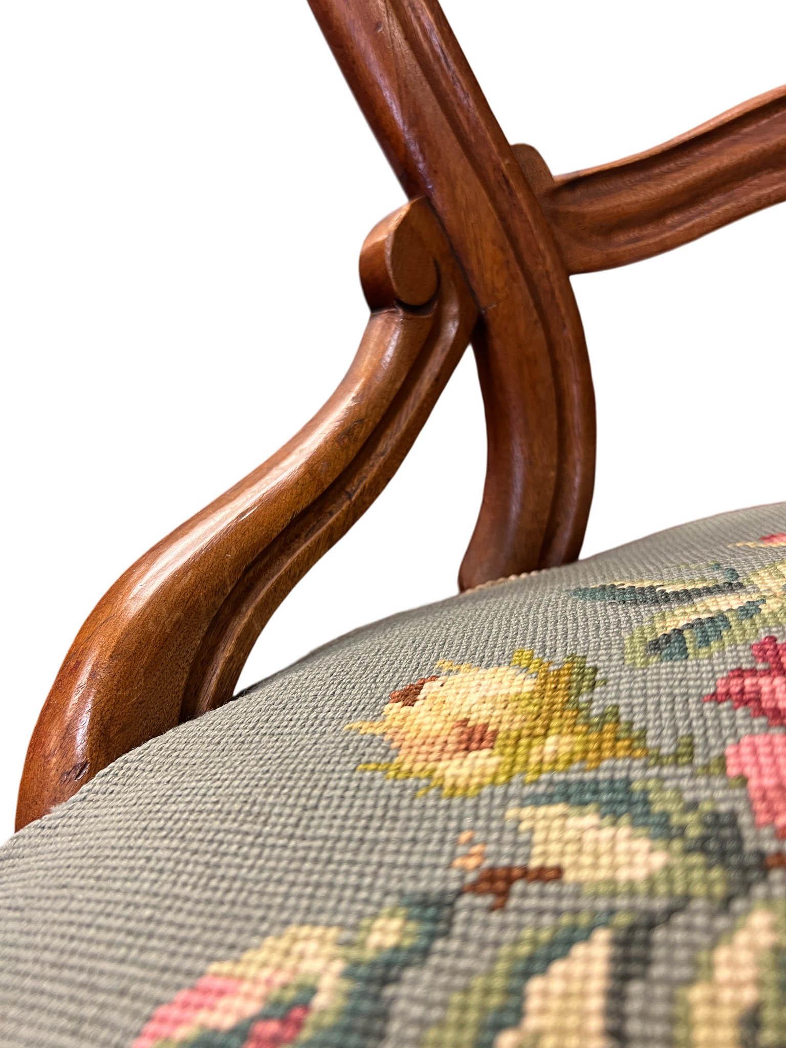 XIXe siècle Chaise de salon victorienne à dossier ballon de style néo-rococo, c. 1850-1870 en vente