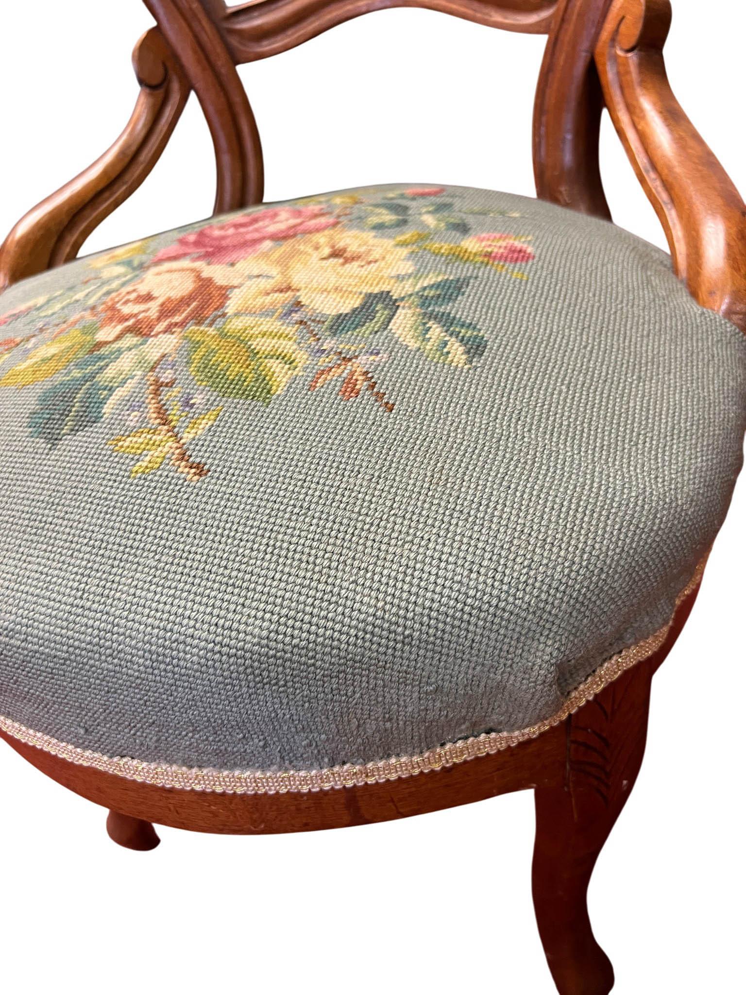 Chaise de salon victorienne à dossier ballon de style néo-rococo, c. 1850-1870 en vente 1