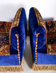 Paire de fauteuils victoriens de style néo-rococo, recouverts de tapis