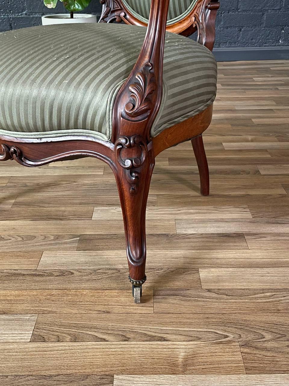 Poltrona in legno di noce intagliato in stile rococò vittoriano in vendita 3