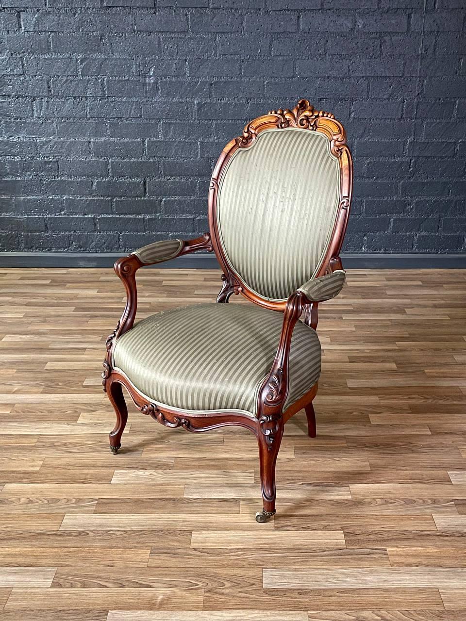 Condit: Condizioni originali d'epoca, Tappezzeria nuova raccomandata 
Materiali: Noce intagliato, tappezzeria originale 

Questa squisita poltrona vittoriana in stile Rococò Revival, realizzata negli Stati Uniti negli anni '40, presenta una
