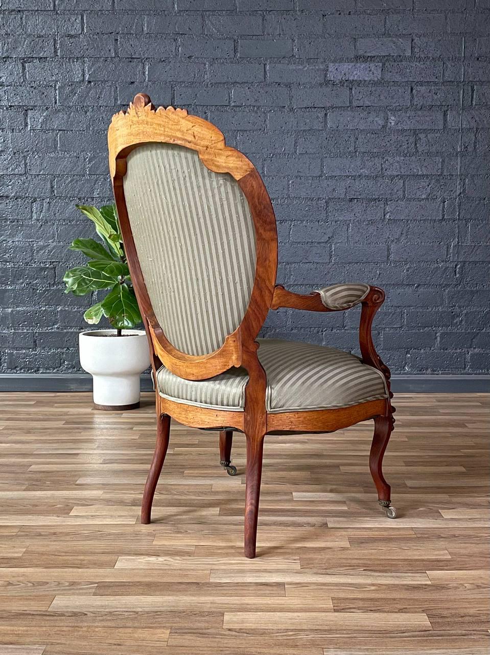 Poltrona in legno di noce intagliato in stile rococò vittoriano In condizioni buone in vendita a Los Angeles, CA