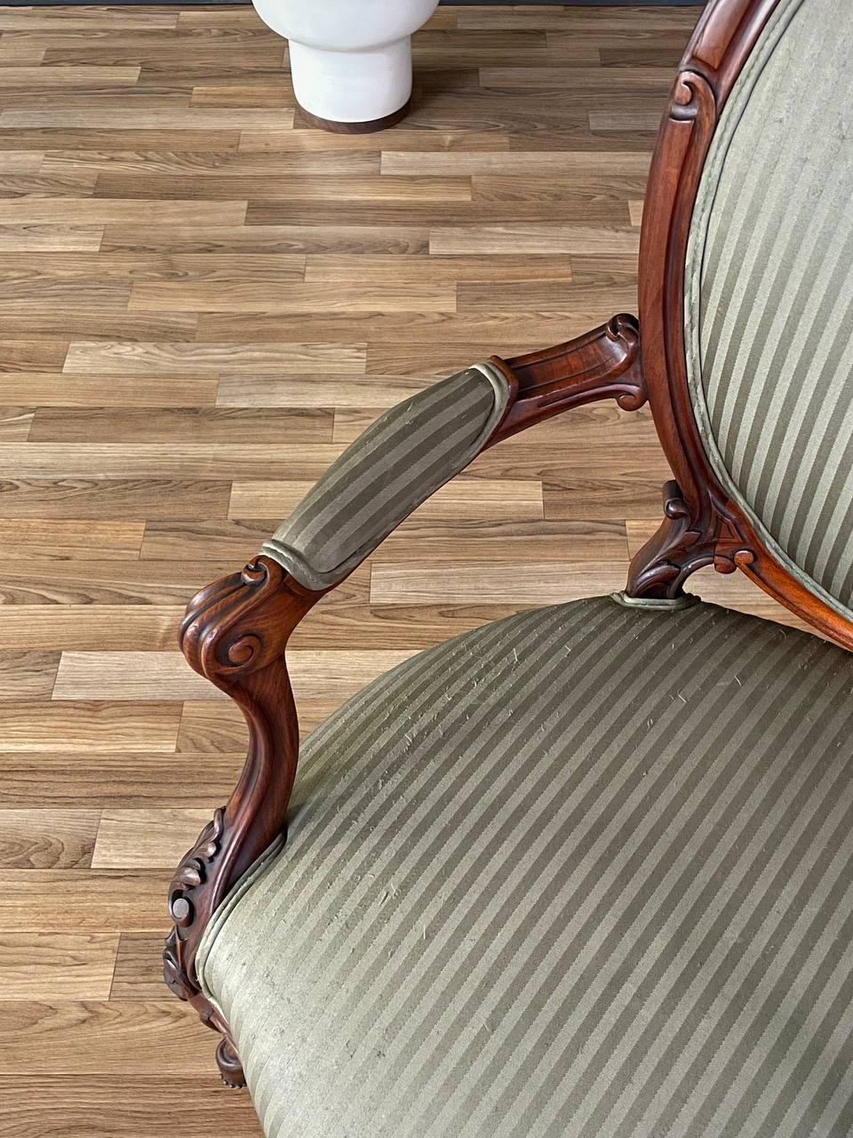 Tappezzeria Poltrona in legno di noce intagliato in stile rococò vittoriano in vendita