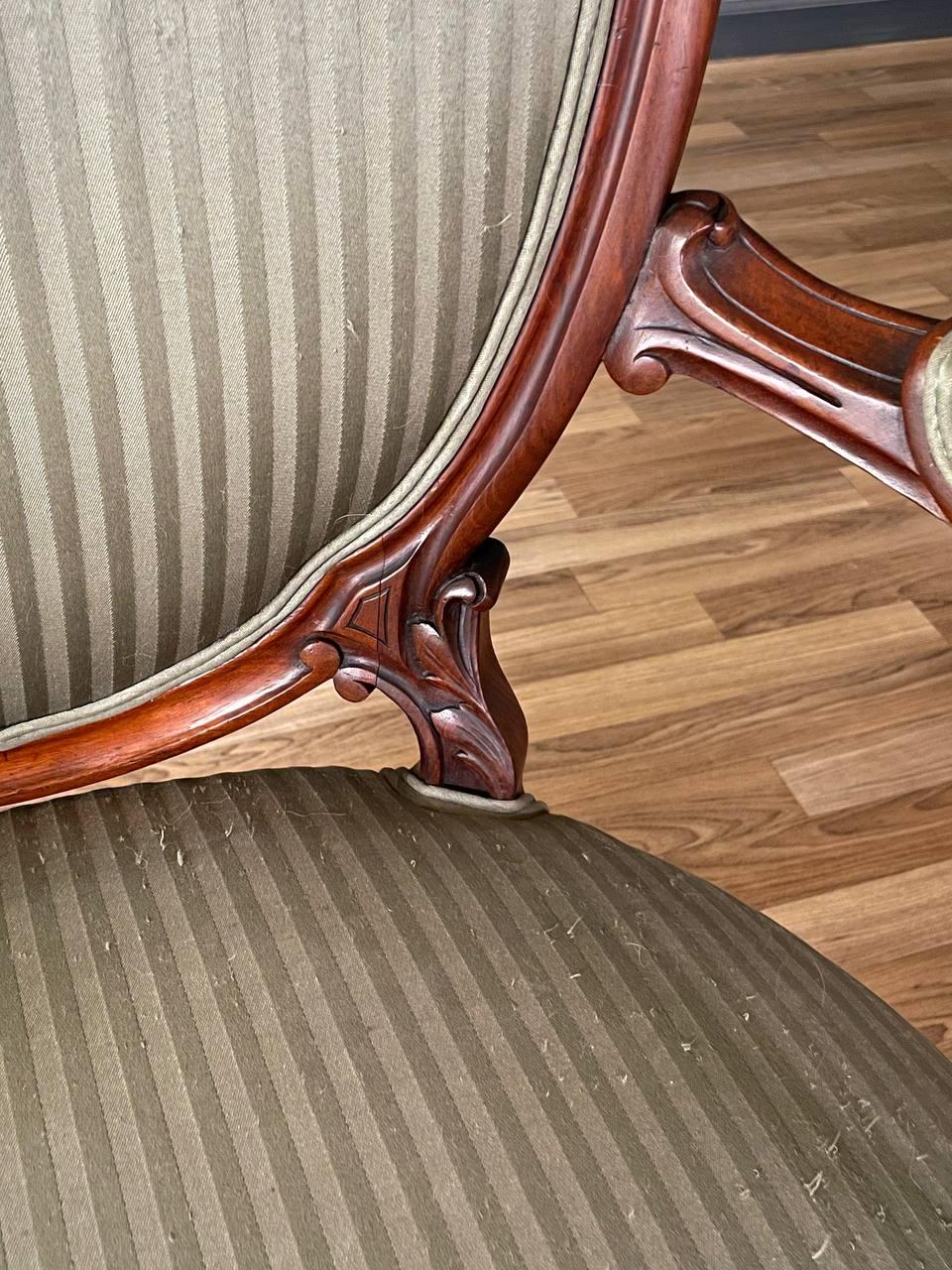 Poltrona in legno di noce intagliato in stile rococò vittoriano in vendita 1