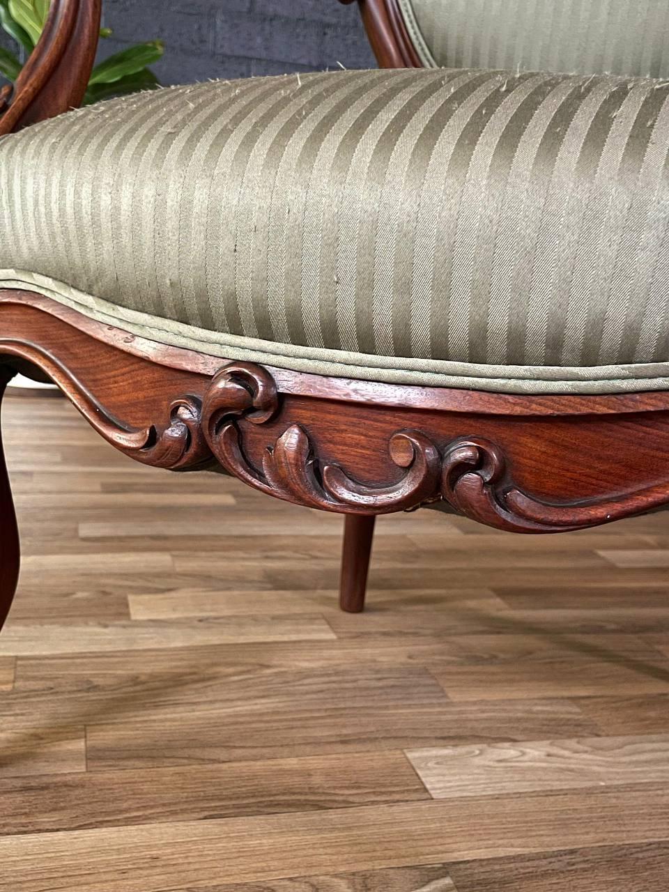 Poltrona in legno di noce intagliato in stile rococò vittoriano in vendita 2