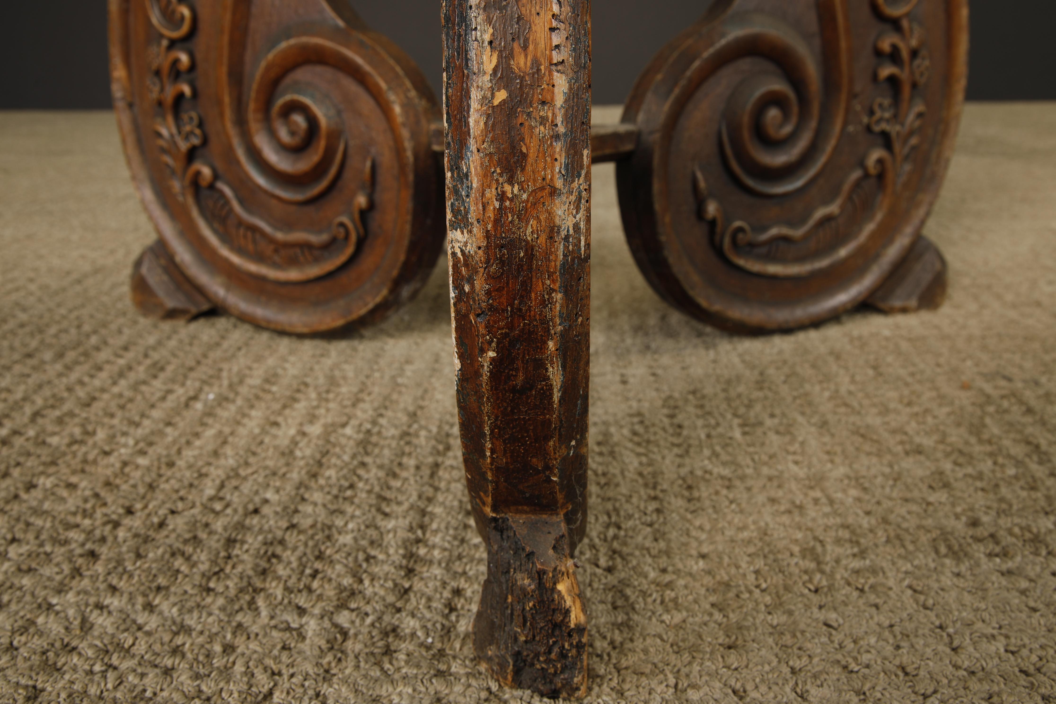 Victorian Rococo Revival Rotating Double Lectern with Candleholders, c 1850-1880 en vente 8