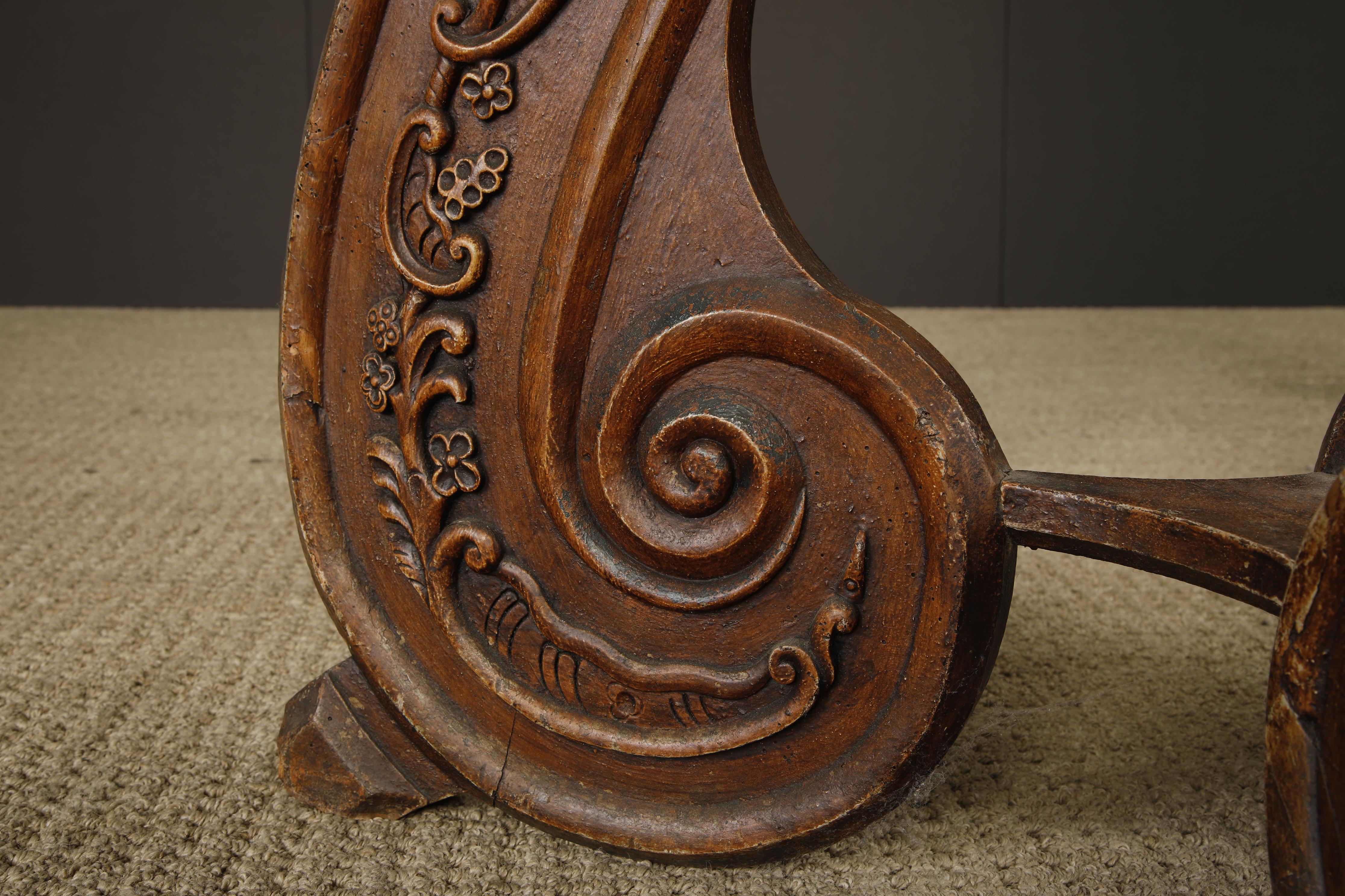 Victorian Rococo Revival Rotating Double Lectern with Candleholders, c 1850-1880 en vente 9