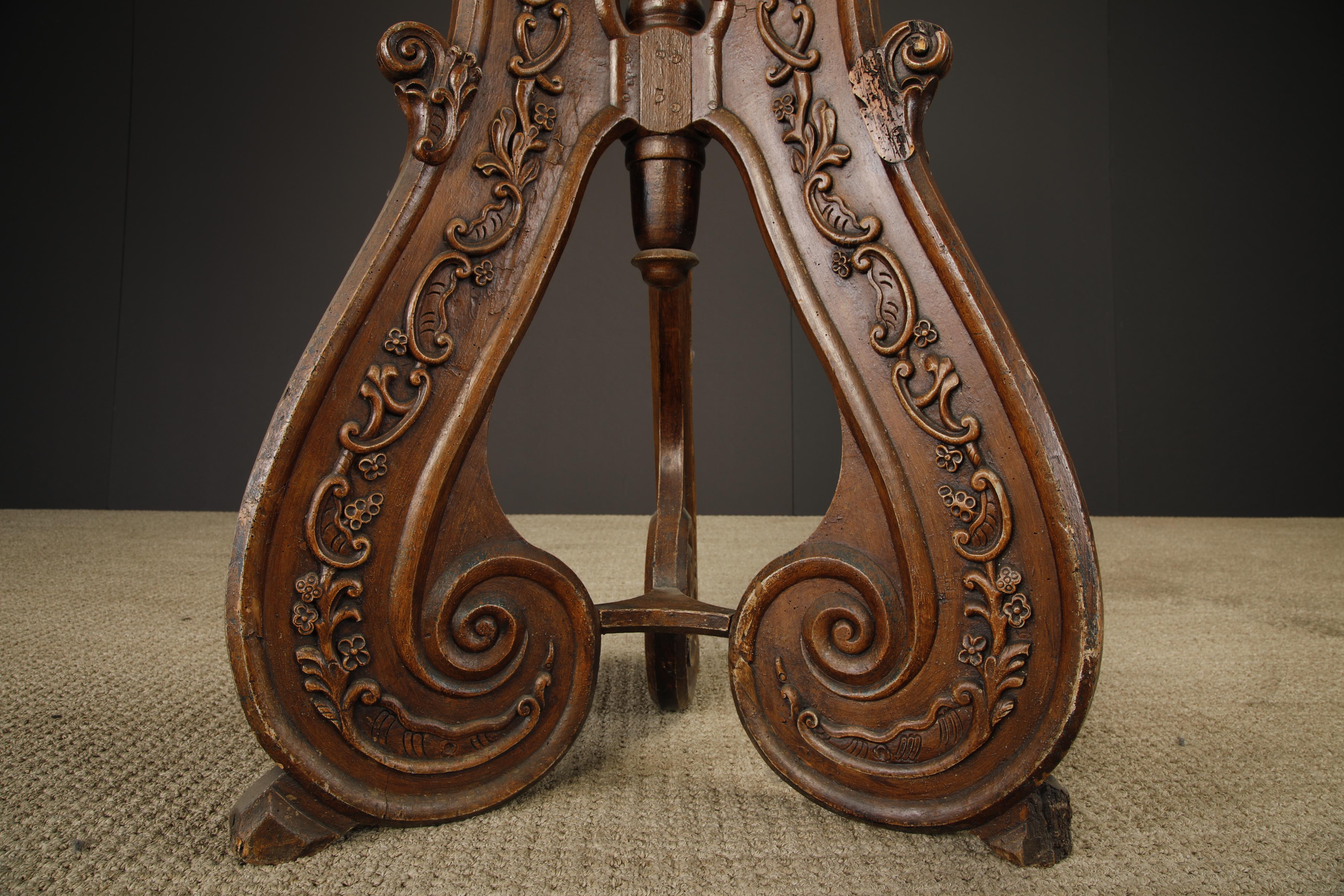 Victorian Rococo Revival Rotating Double Lectern with Candleholders, c 1850-1880 Bon état - En vente à Los Angeles, CA