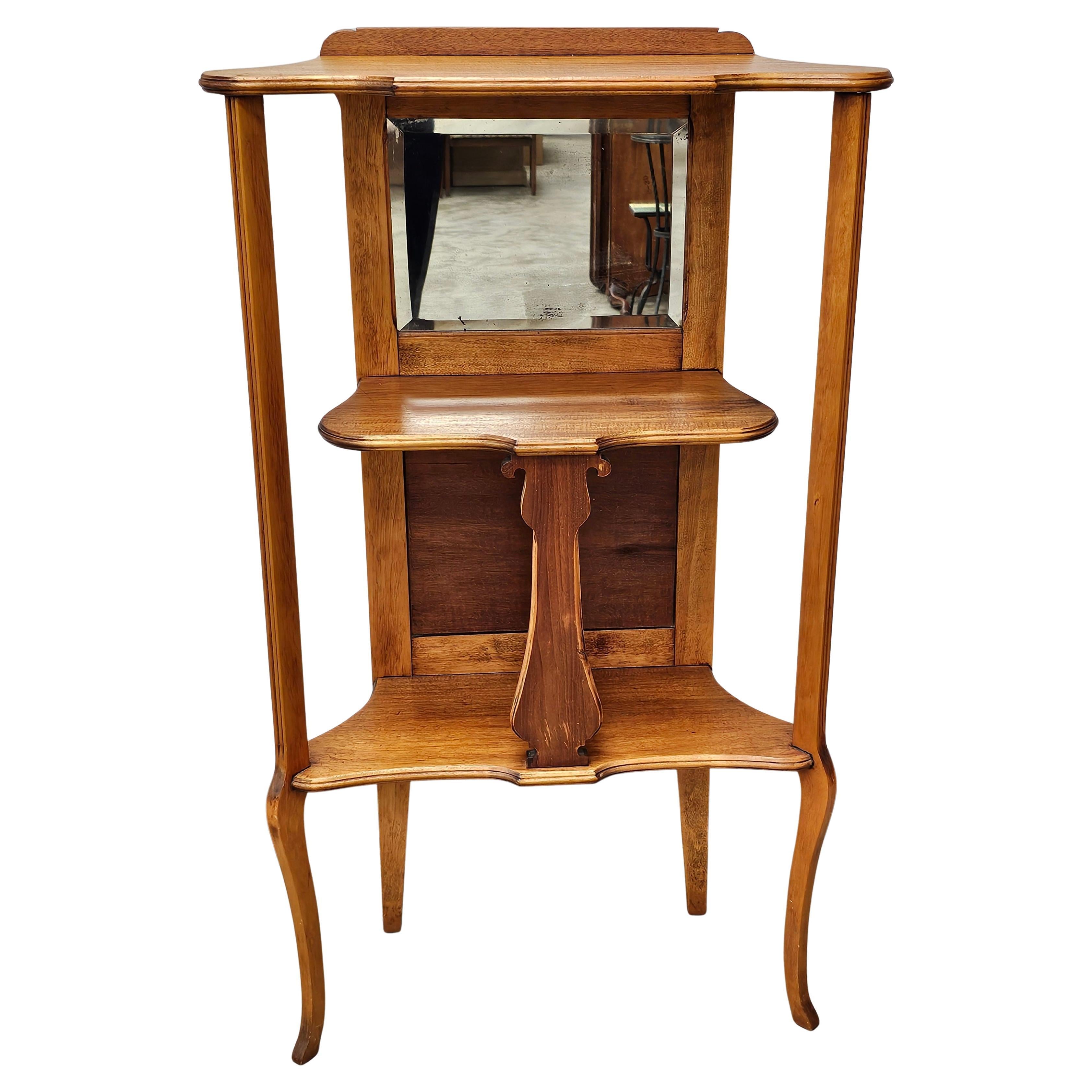 Etapa con espejos parciales de madera satinada de estilo rococó victoriano tardío.
Mide 27,25